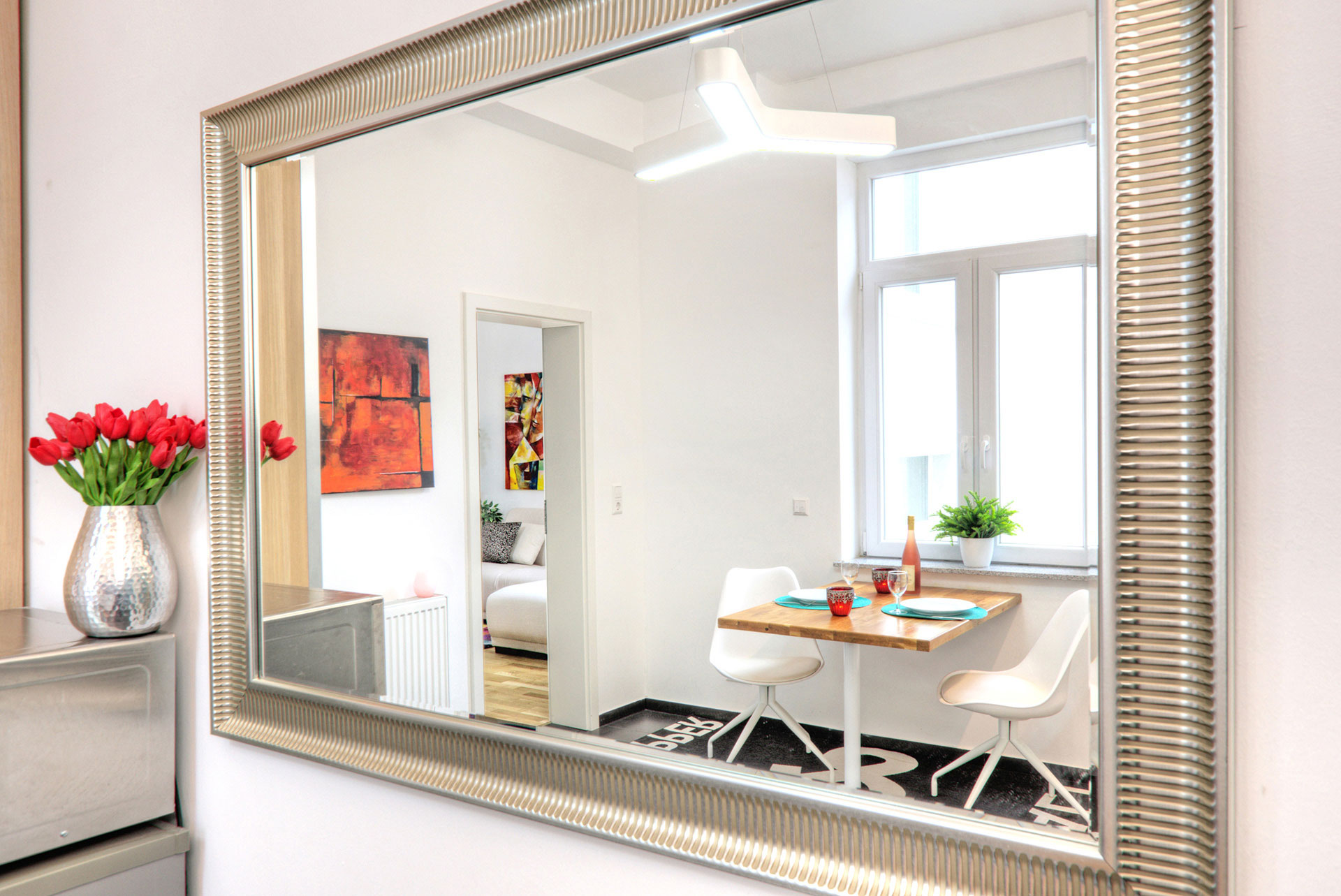 foto-apartment-spiegel-mt-essbereich-und-rote-tulpen