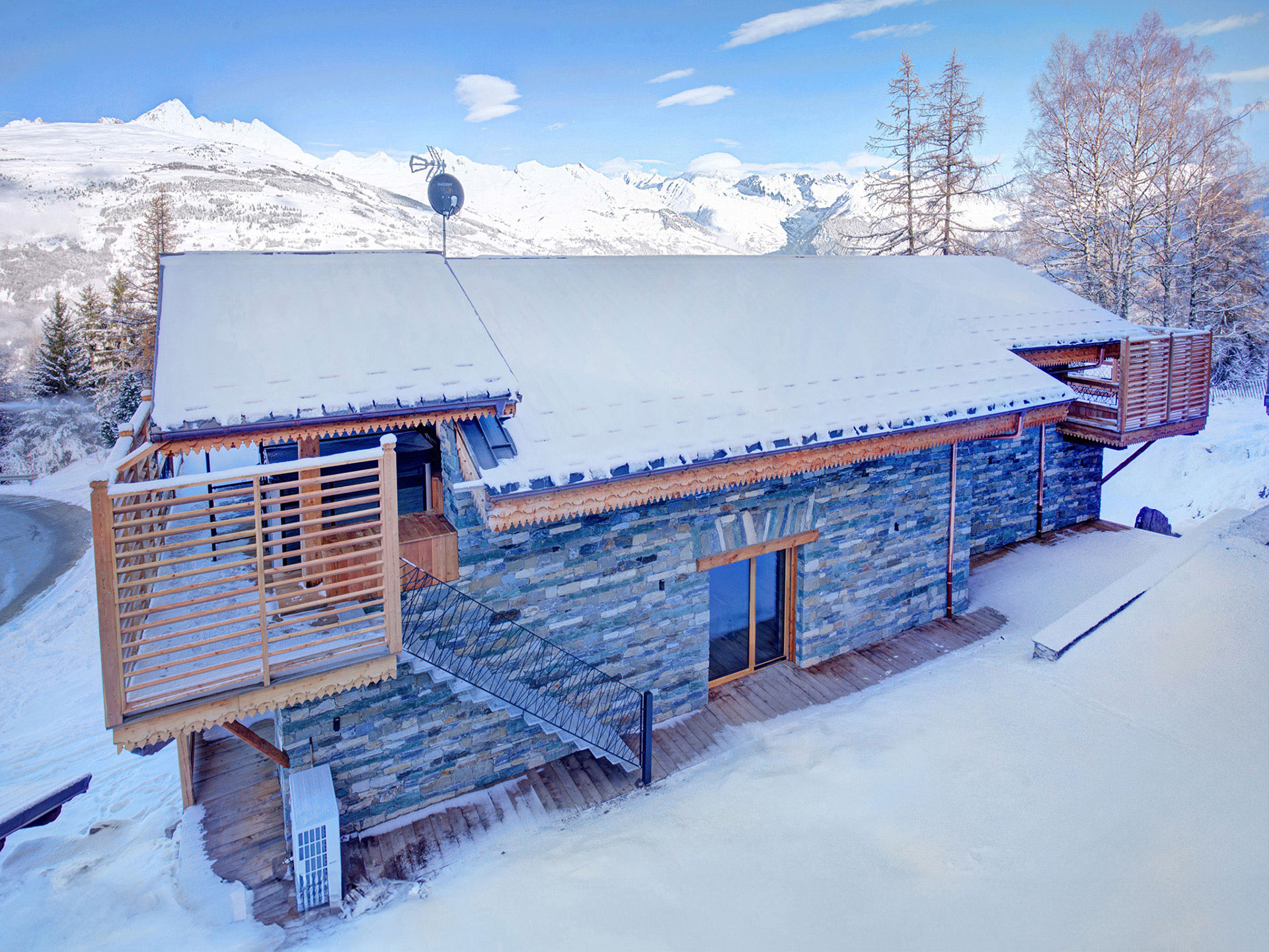 Ferienhaus von hinten mit blick auf Mont Blanc Massiv