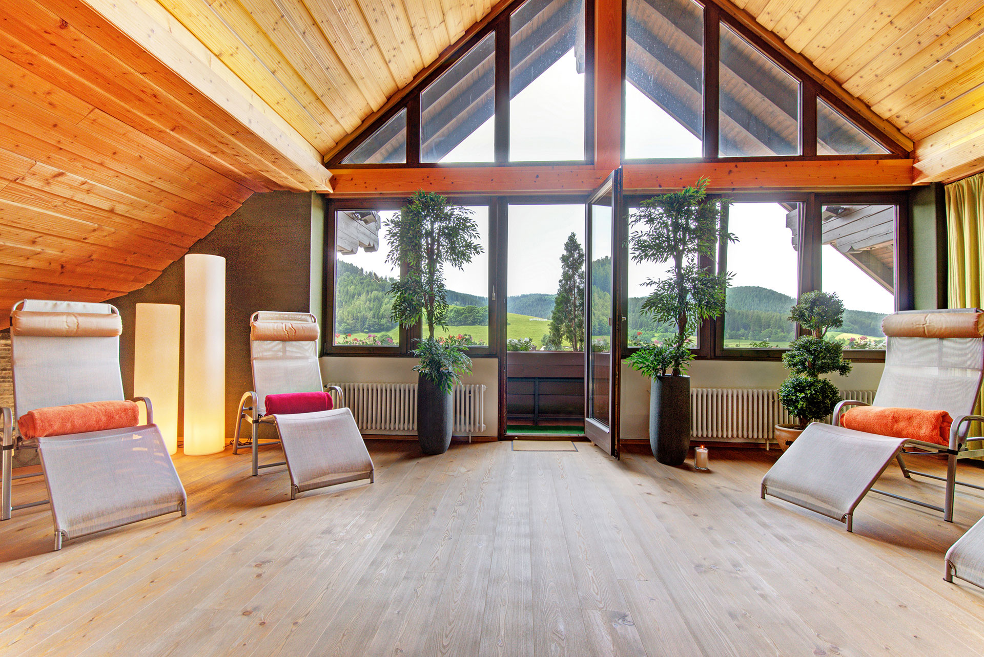 hotelfoto wellnessbereich mittags frontal mit blick auf panoramafenster und liegen