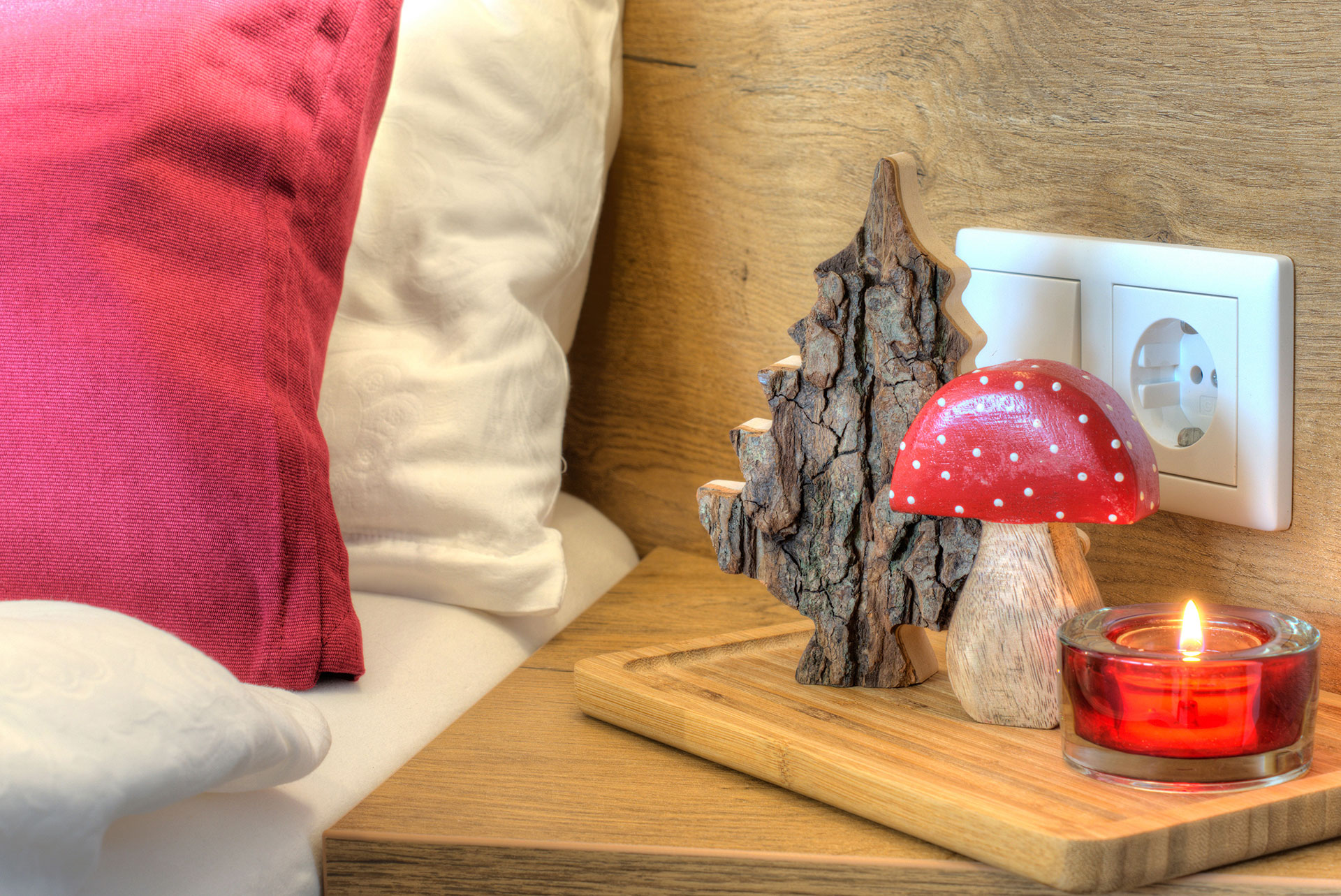 nachttisch mit kleiner holztanne fliegenpilz in apartment