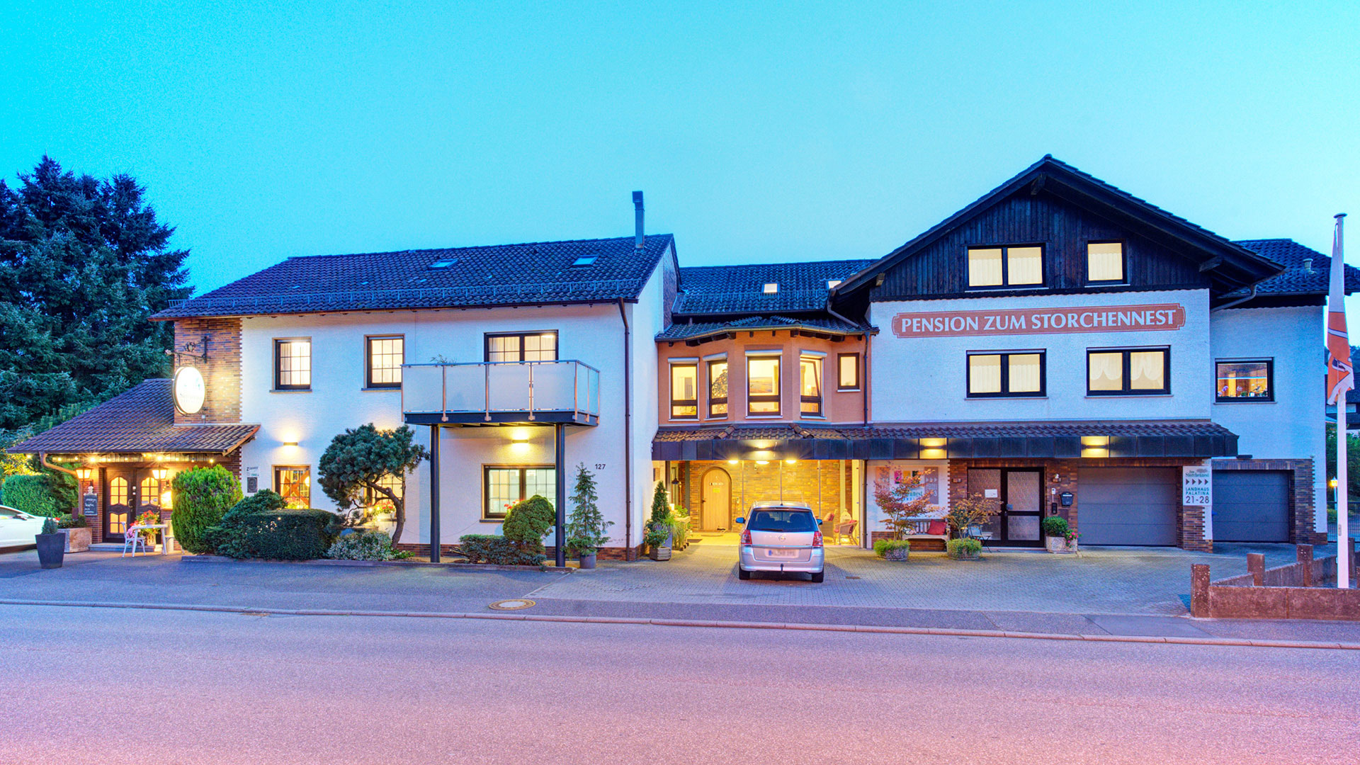 kleines Hotel mit Pension zur blauen Stunde fotografiert