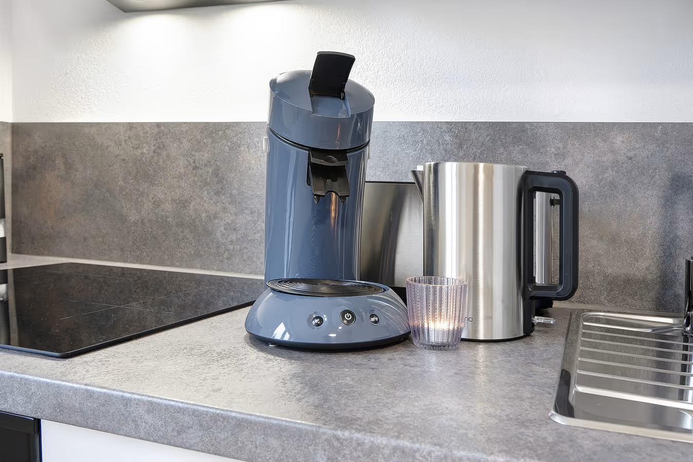 Moderne Küchengeräte: wasserkocher, espressobereiter und teelicht