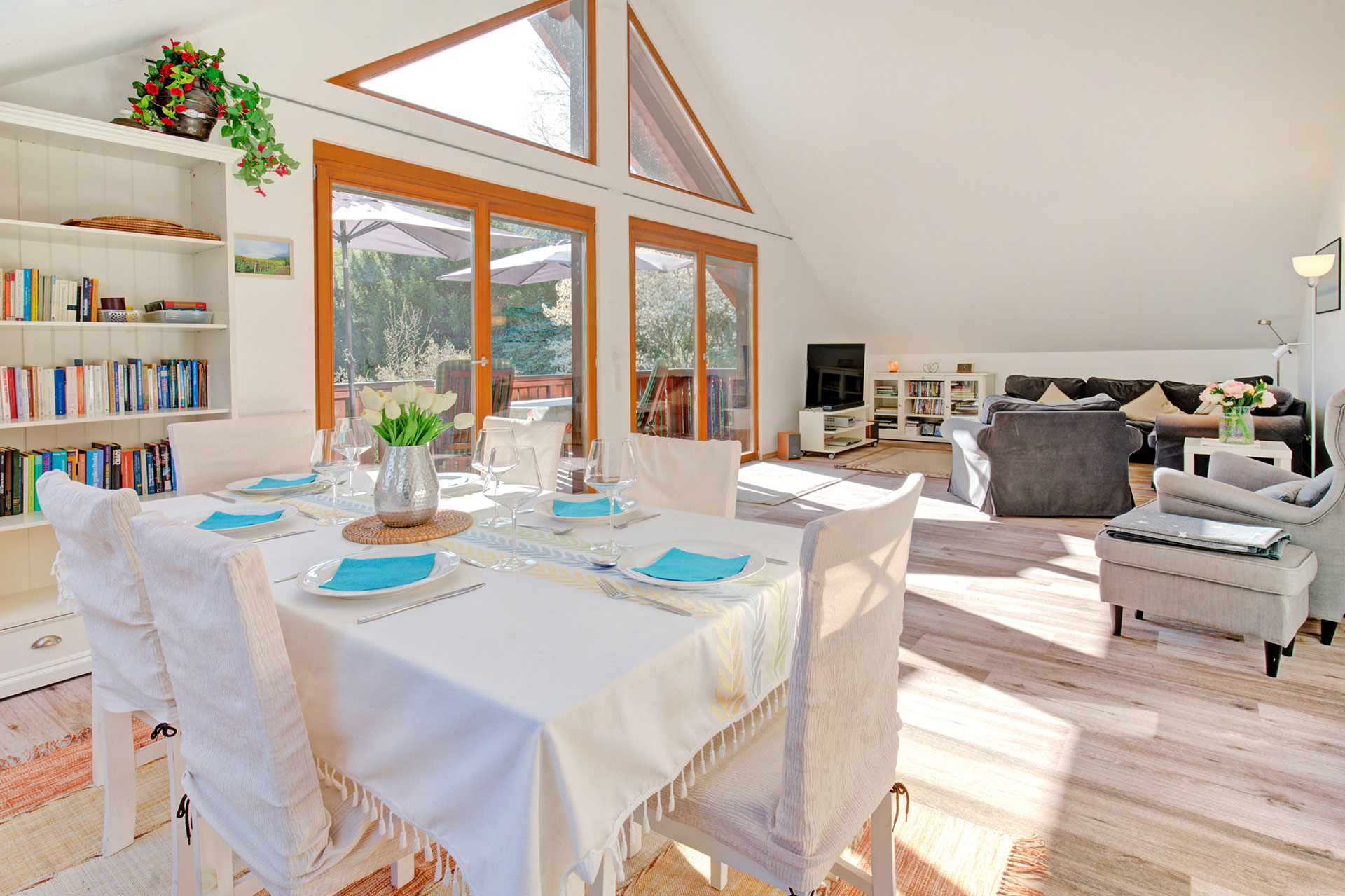 gedeckter Esstisch mit Blick auf Panoramafenster Ferienhaus