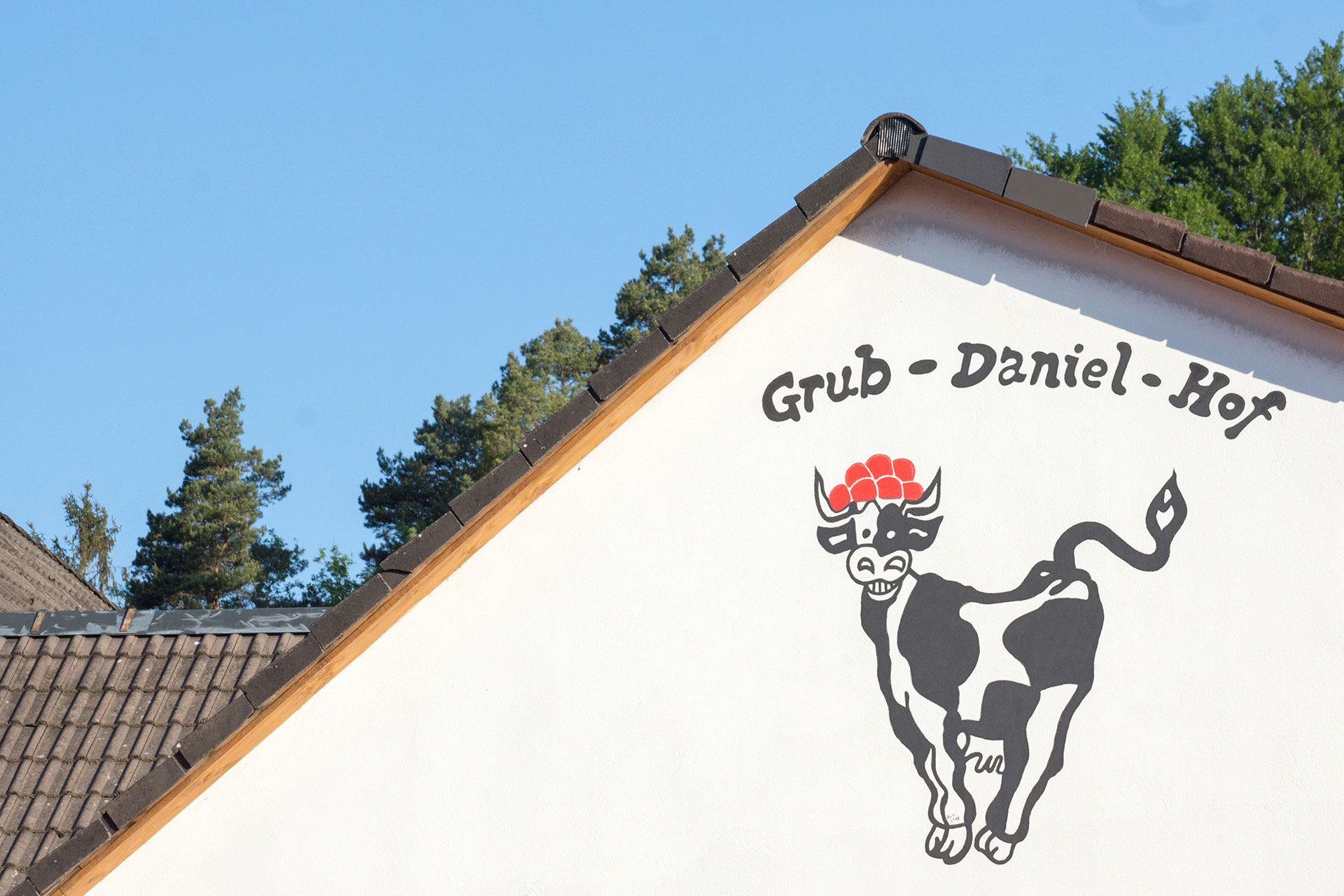 logo vom ferienhof an der hauswand