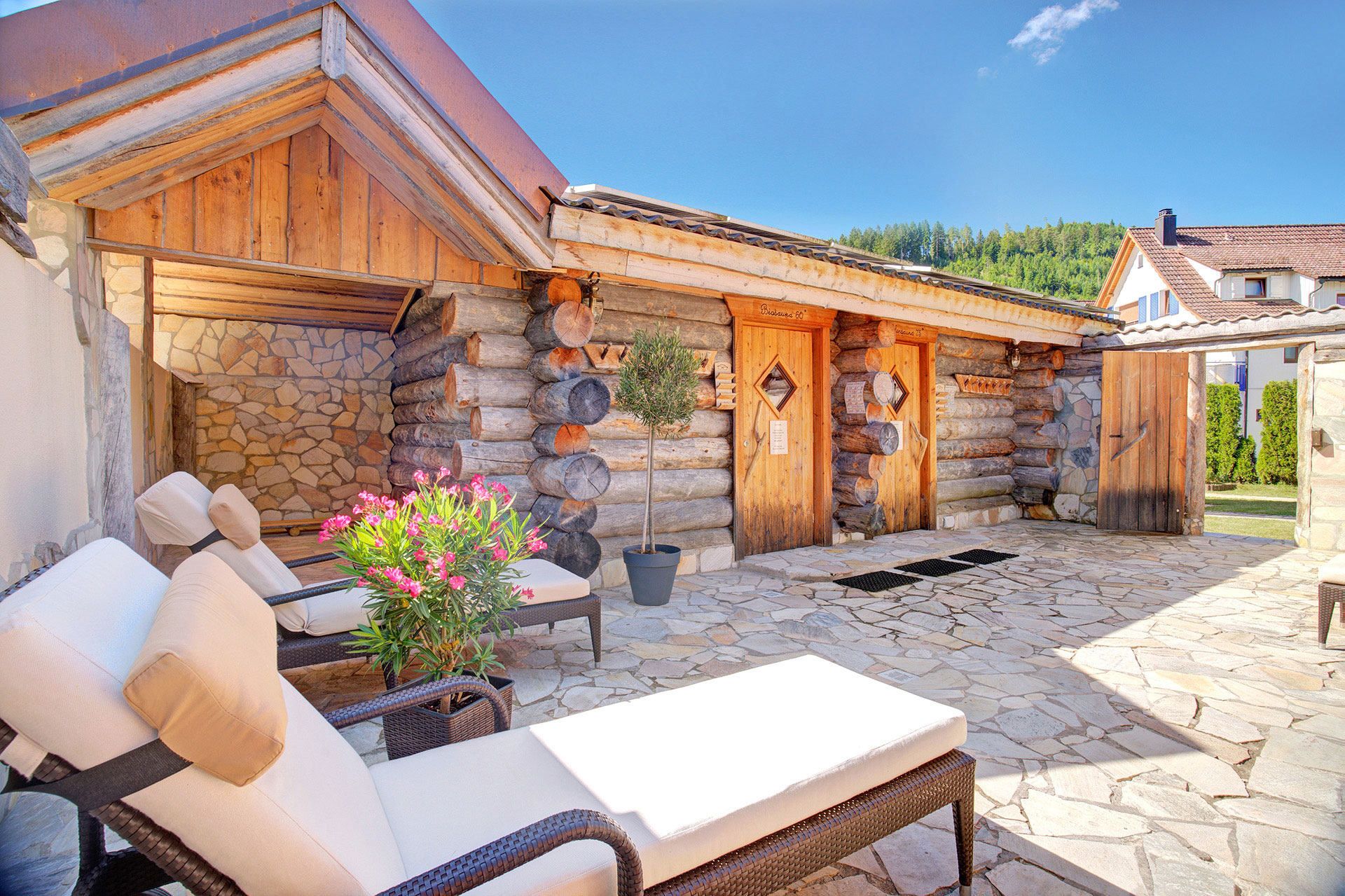 Saunalandschaft Innenhof mit Oleander Hotel Ödenhof Baiersbronn
