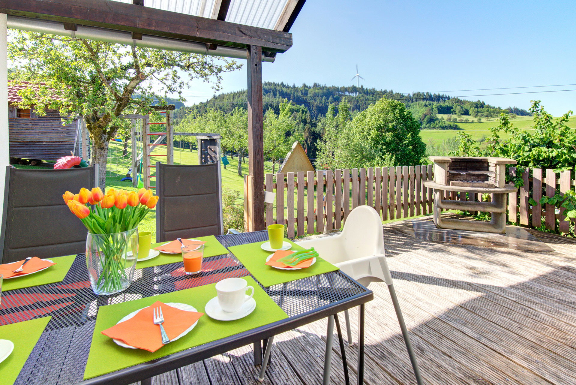 ferienhof fotografieren terassentisch in grün orange eingedeckt und landschaft