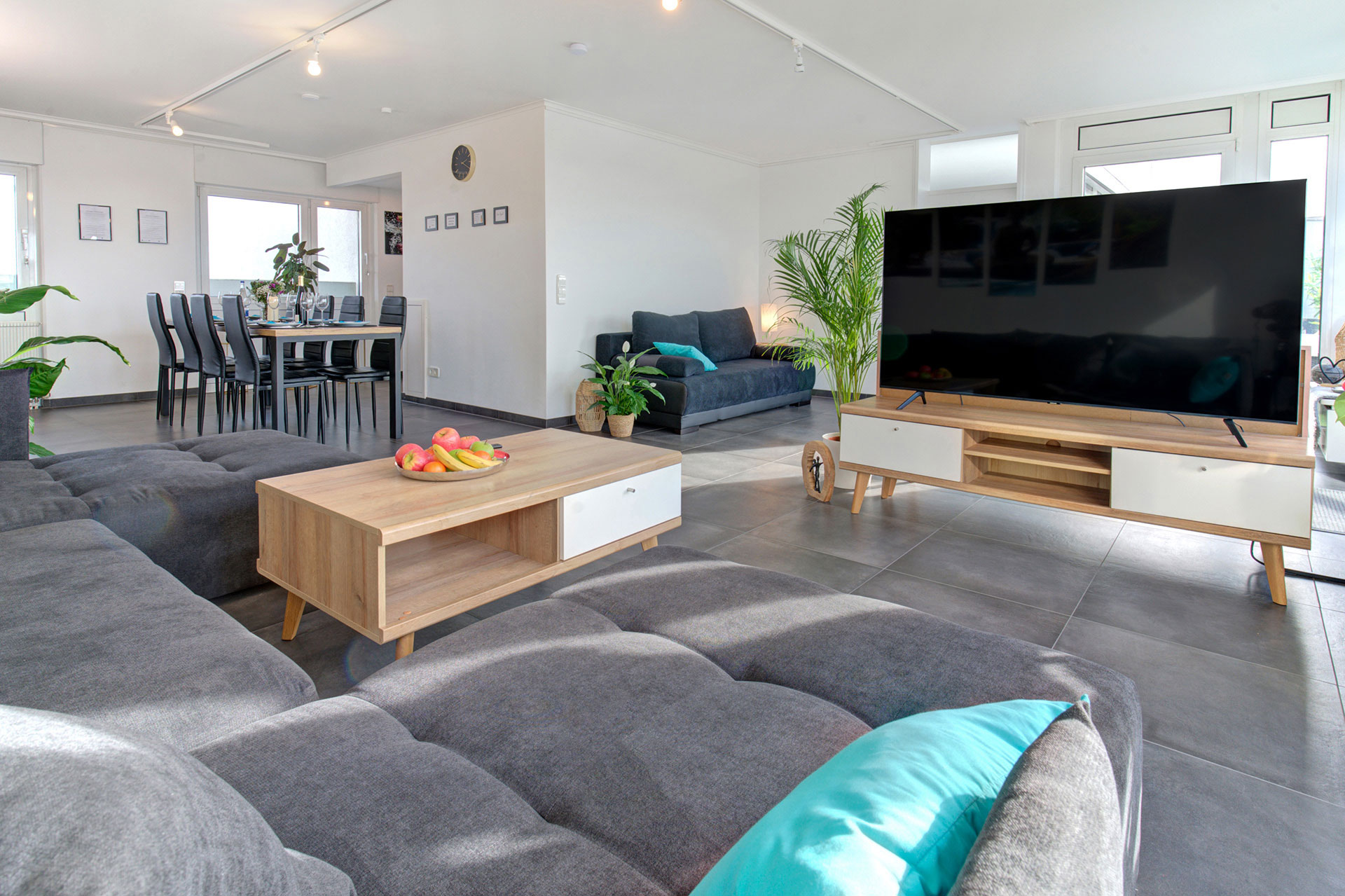 Wohn- und Essbereich mit sofalandschaft und blick auf TV