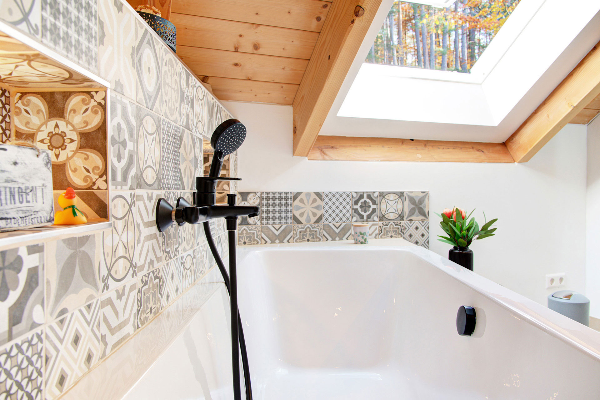 Blick aus der Badewanne zum Fenster im Ferienhaus Armin Darstein