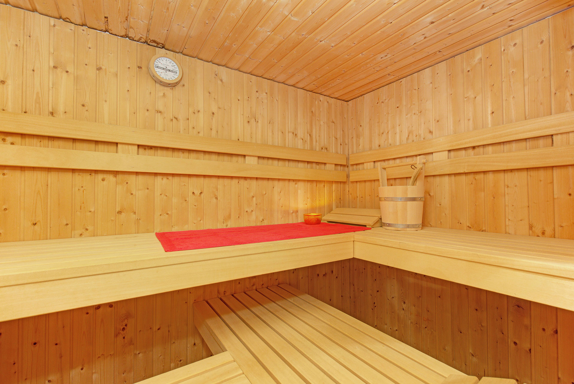 hotelfoto grosse sauna mit rotem handtuch