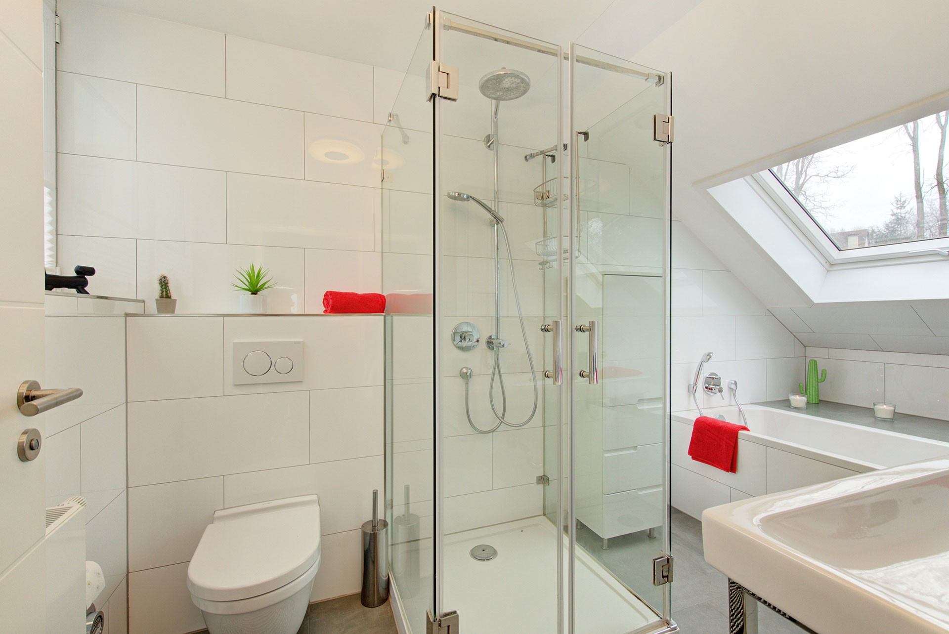 business wohnung fotografin badezimmer mit WC dusche und badewanne