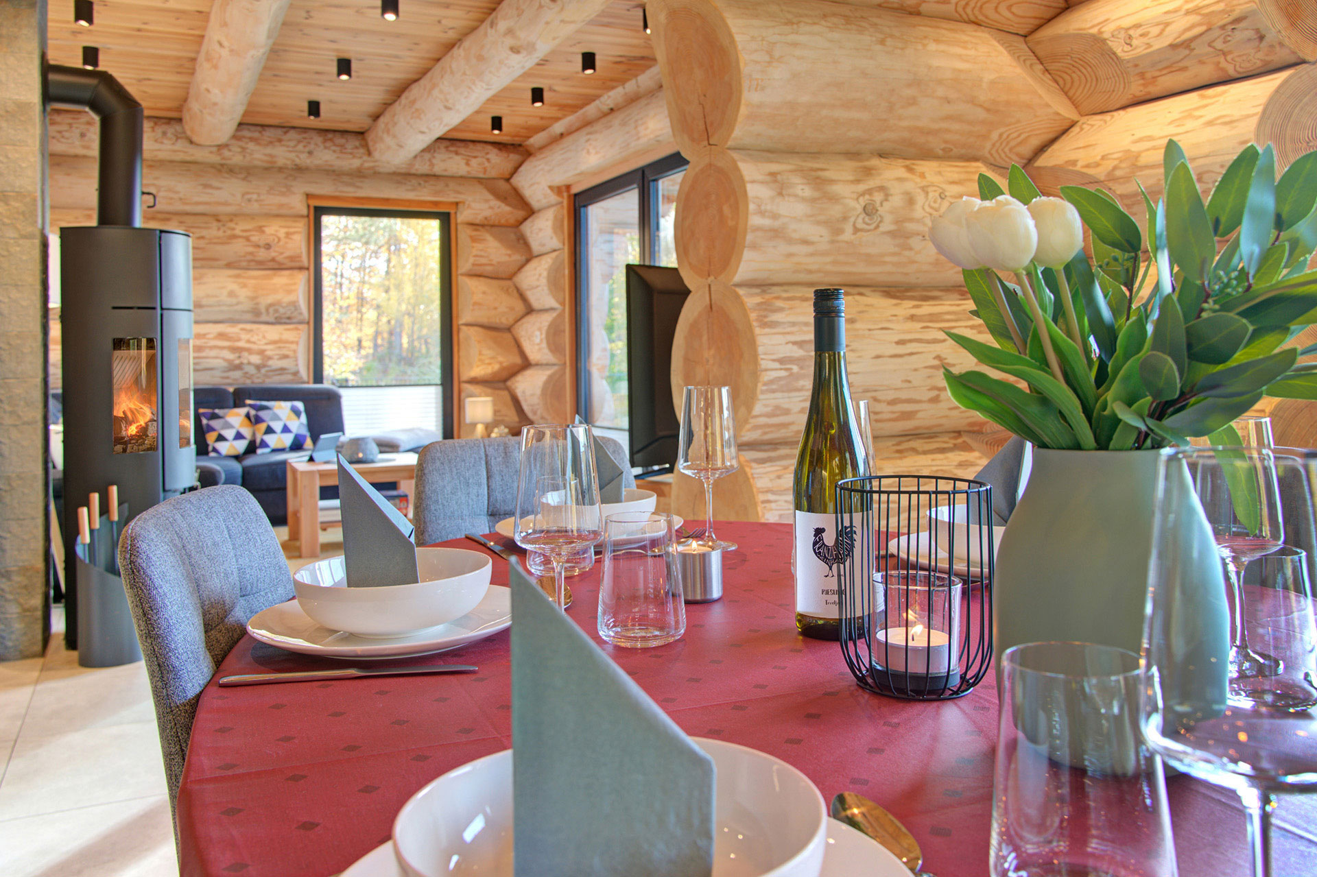 Nahaufnahme esstisch mit blumen und wein im Ferienhaus Armin Darstein