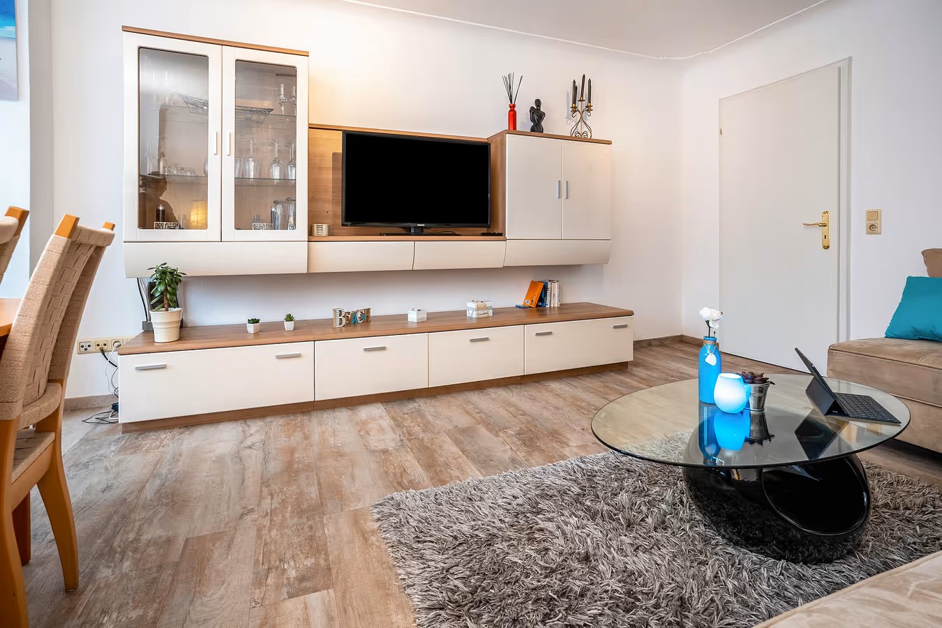 ferienwohnung wohnraum grosses sideboard mit TV