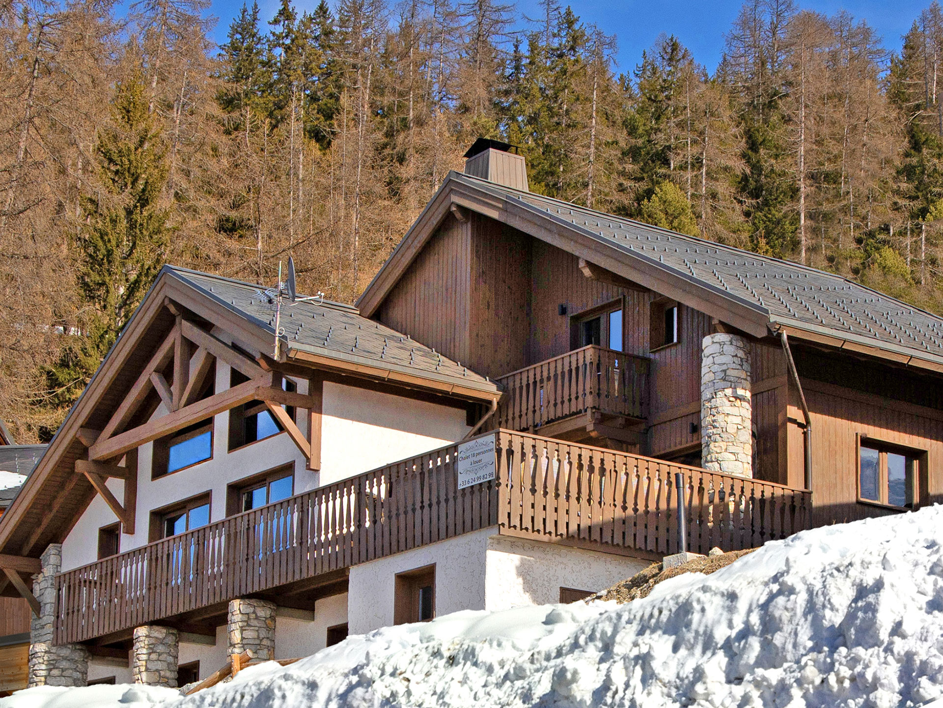 foto verbessern helles ferienhaus mit viel schnee und blauem himmel nachher