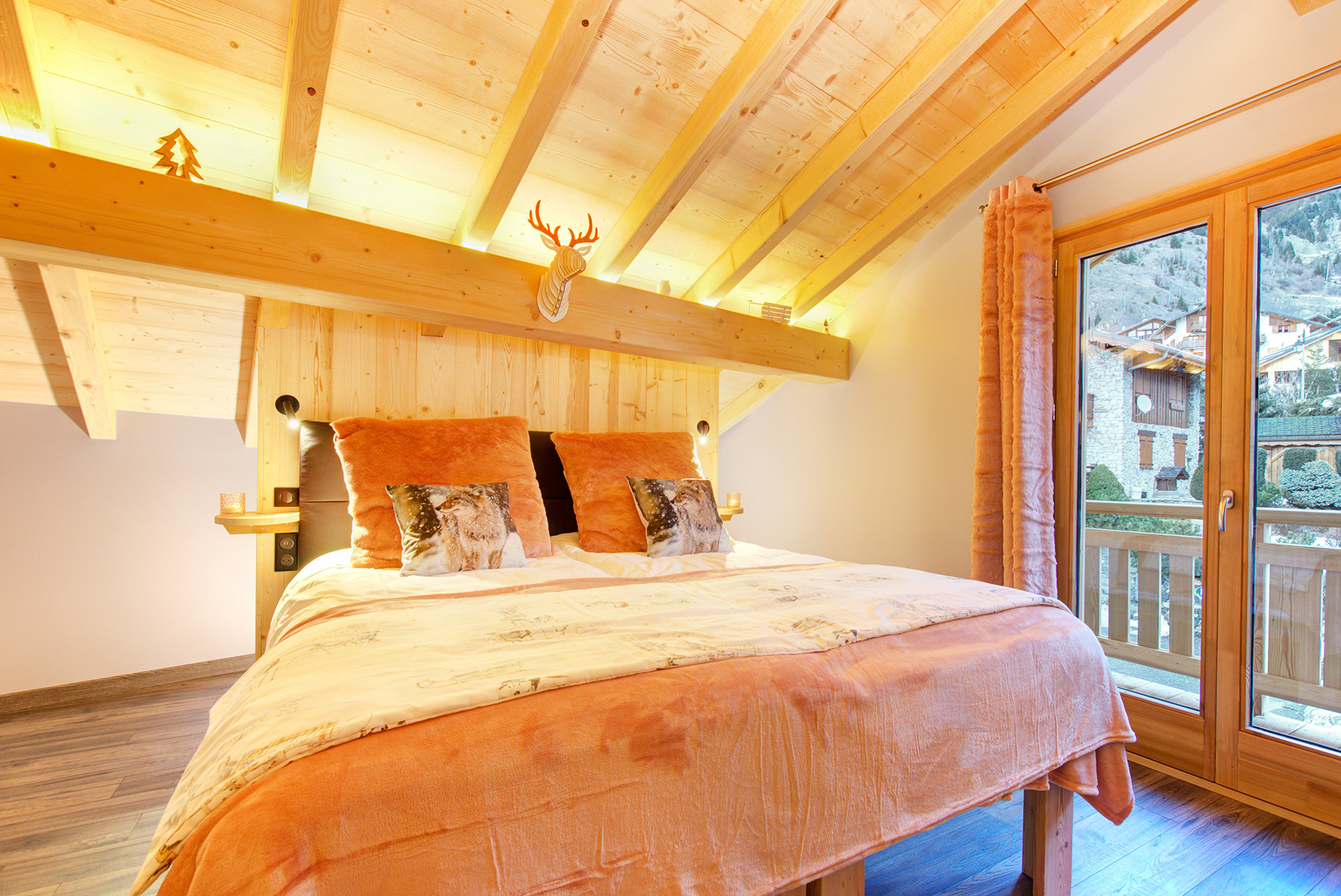 ferienhaus foto schlafzimmer mit hohem bett in apricot und blick aufs fenster mit ort