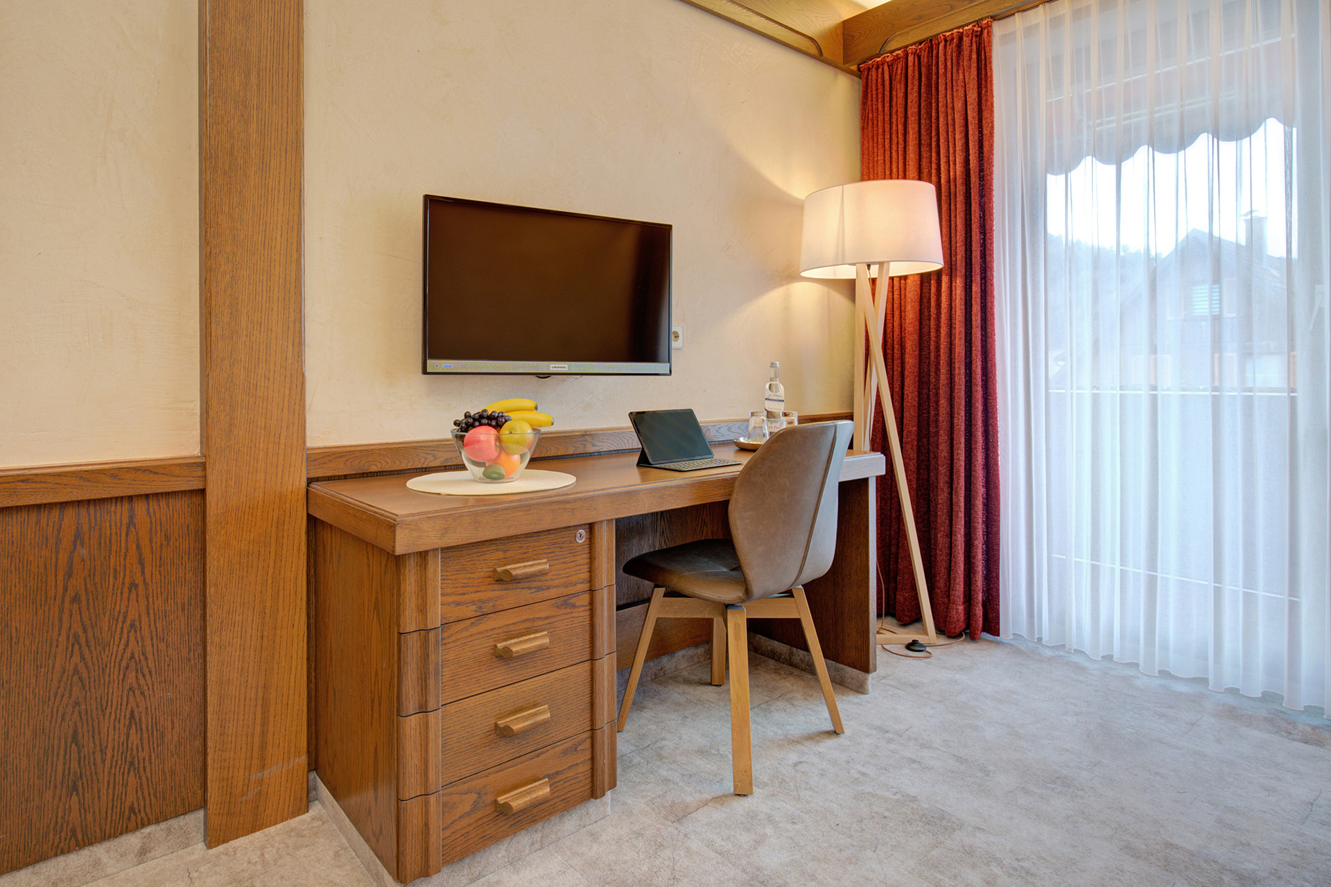 hotelfoto arbeitsbereich mit stehlampe und tv monitor
