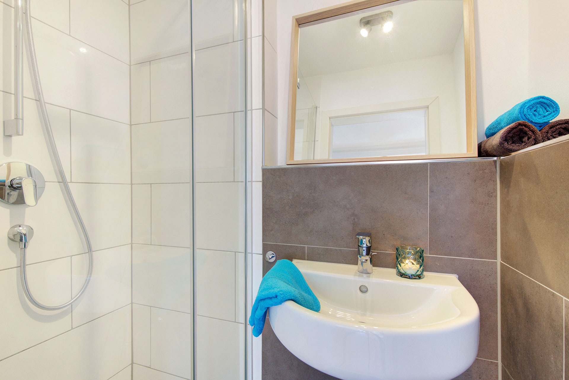 apartment fotografin kleines badezimmer mit waschbecken und dusche