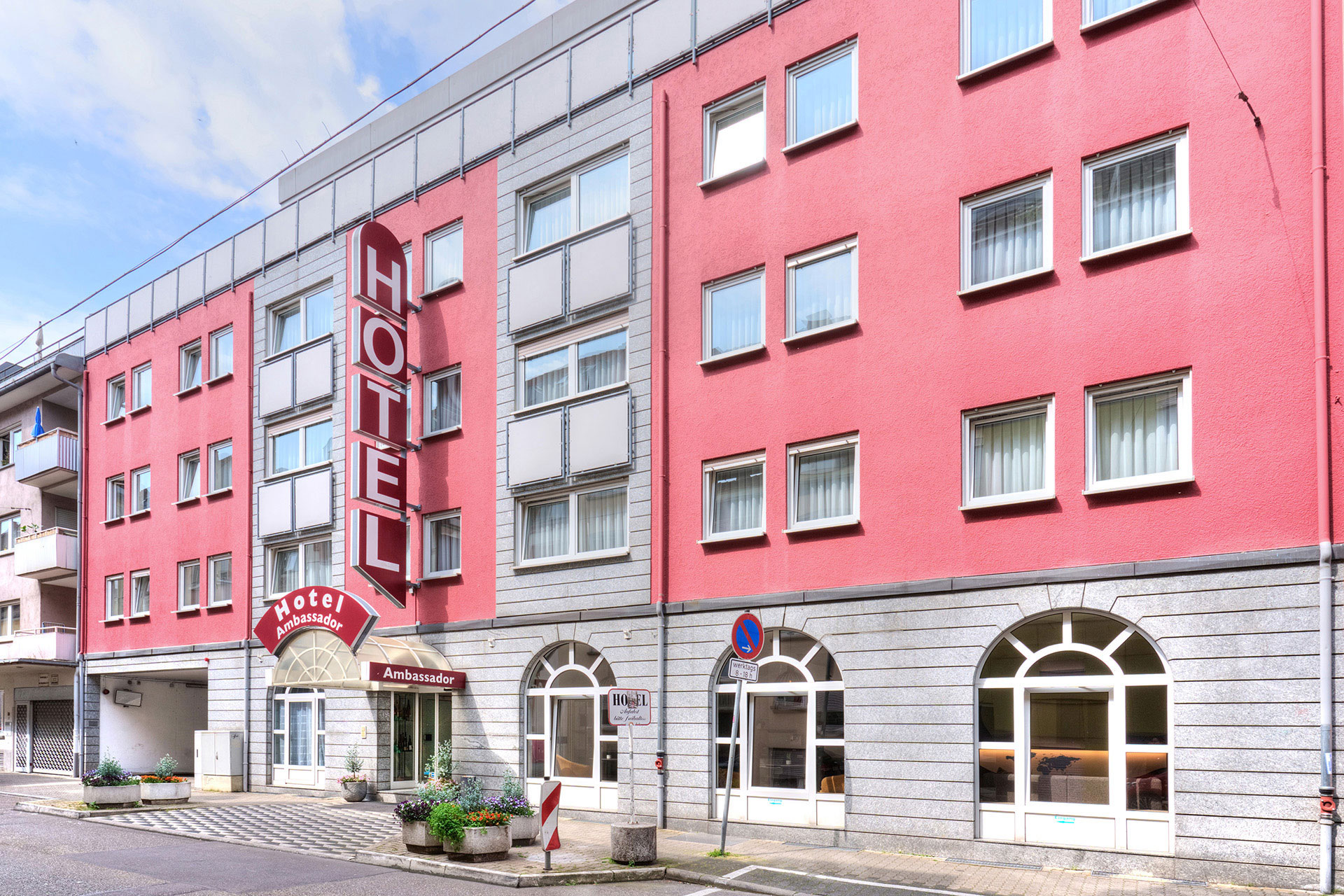 hotel vollständig am tag von außen seitlich und blauer himmel