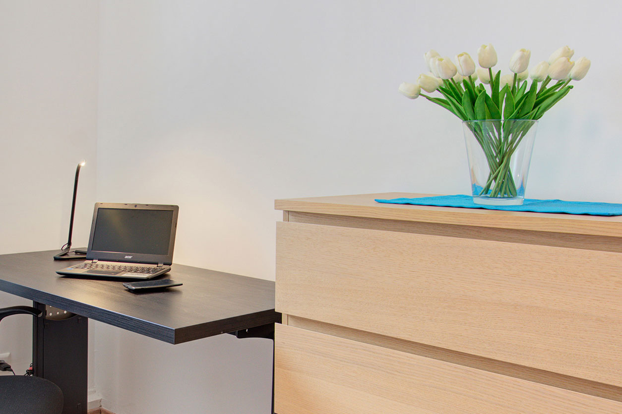 fotografin dekoriert arbeitsbereich mit gelbem tulpenstrauss