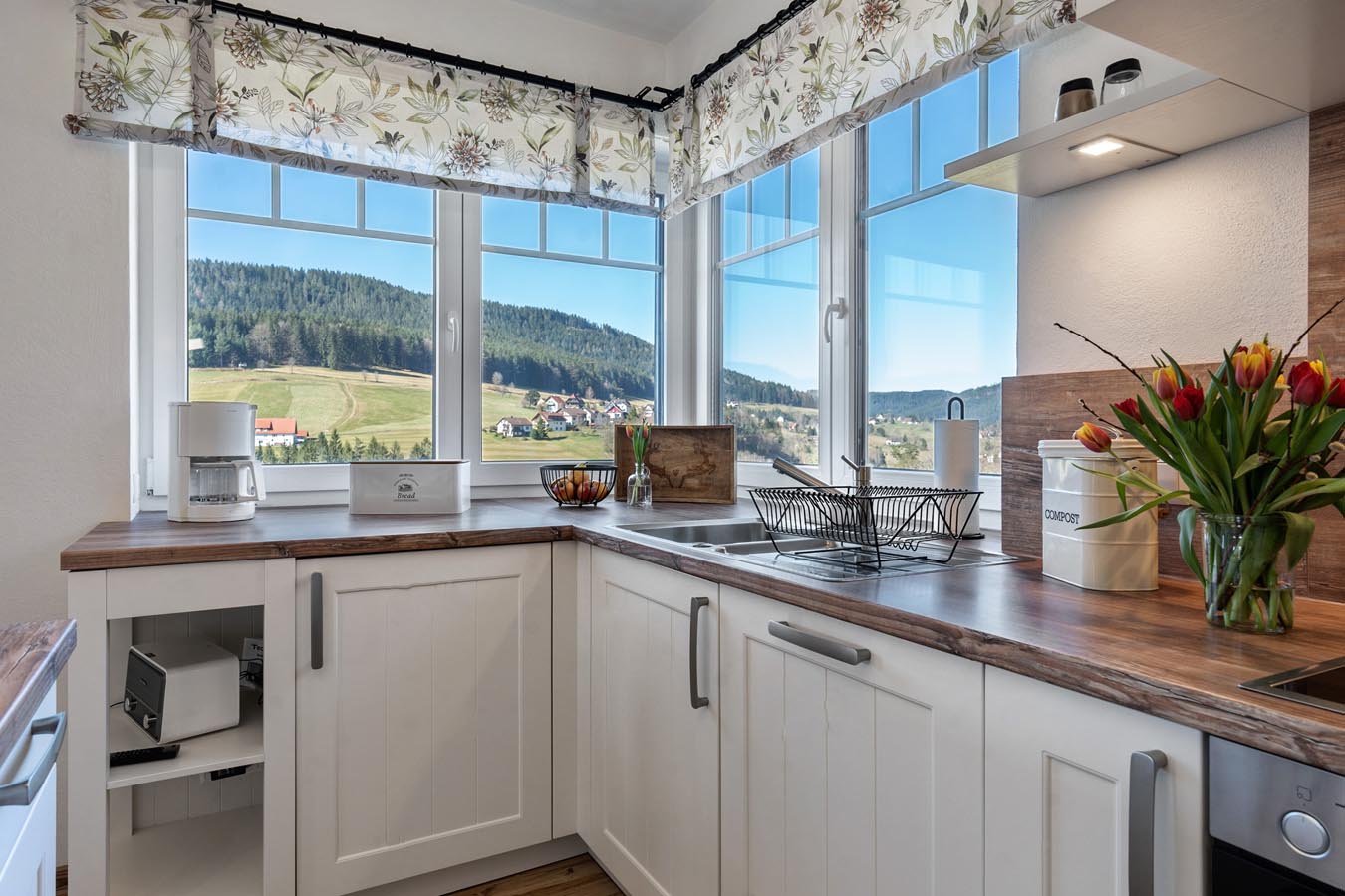 küche mit panoramafenster und blick auf schwarzwald