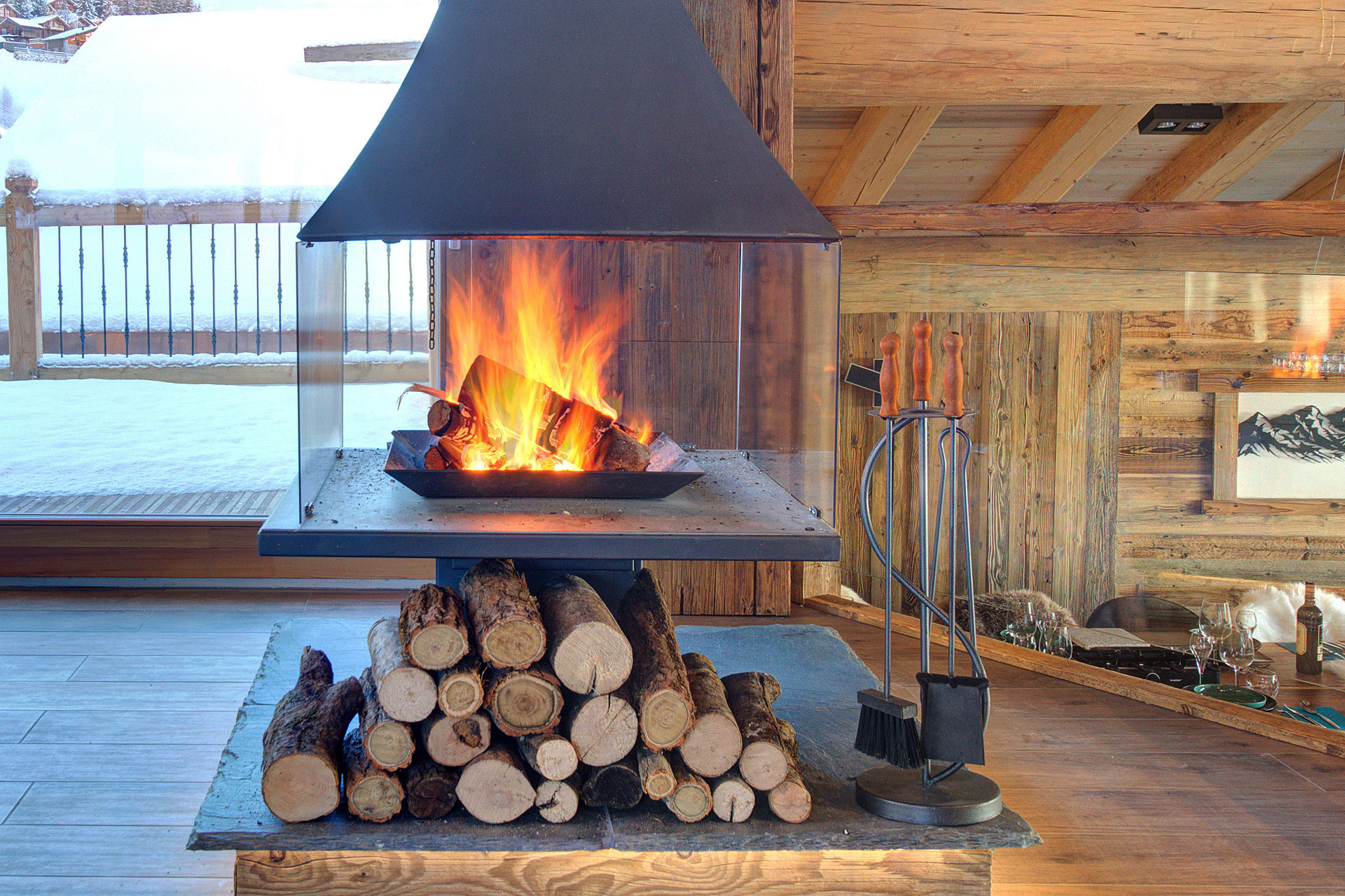Offener Kamin mit Holz im Chalet Diamant du Paradis
