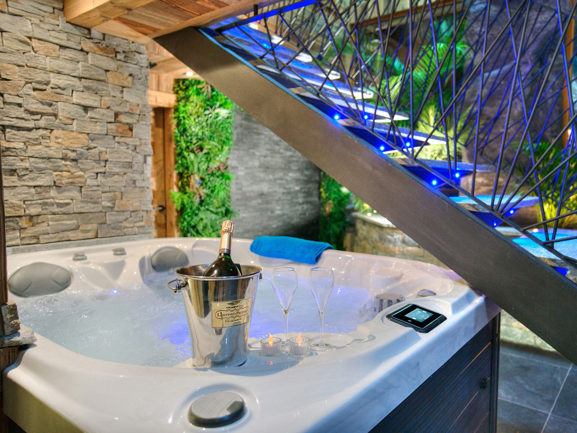 Moderner Whirlpool mit Sektkübel und Blick auf Treppe