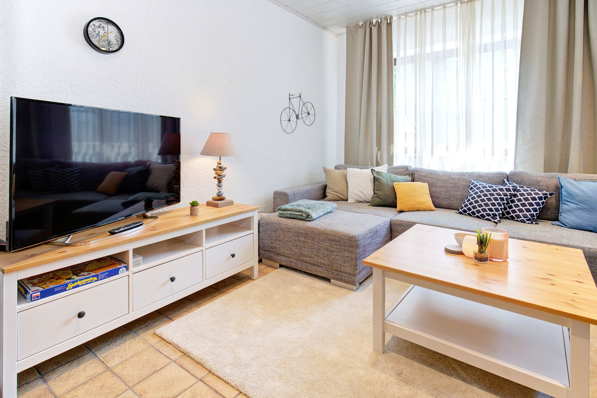 wohnraum mit grossem sofa und TV von ferienhaus professionell fotografiert