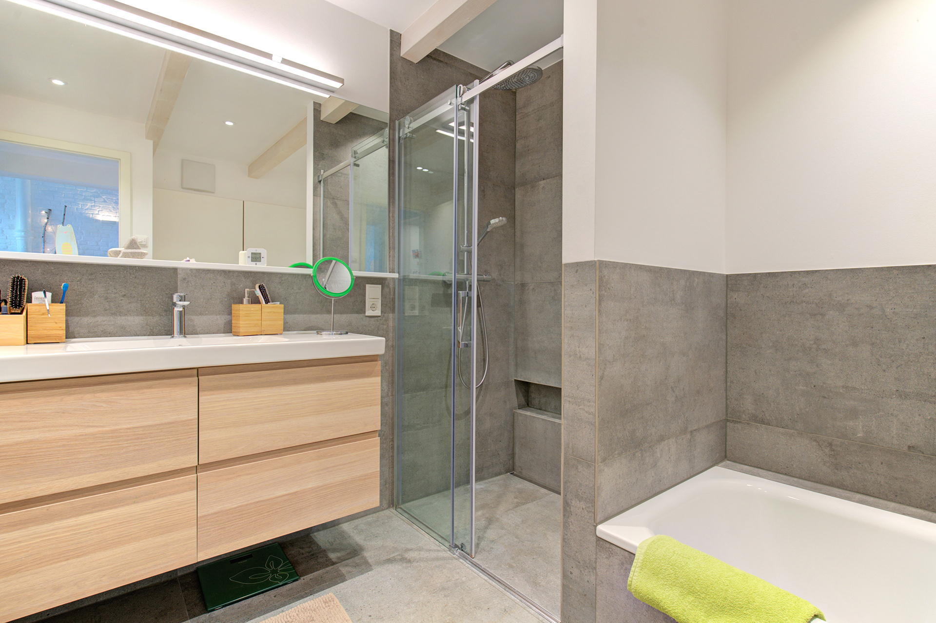 modernes Badezimmer mit dusche aus steinfliessen und badewanne mit immobilien fotografie möglich