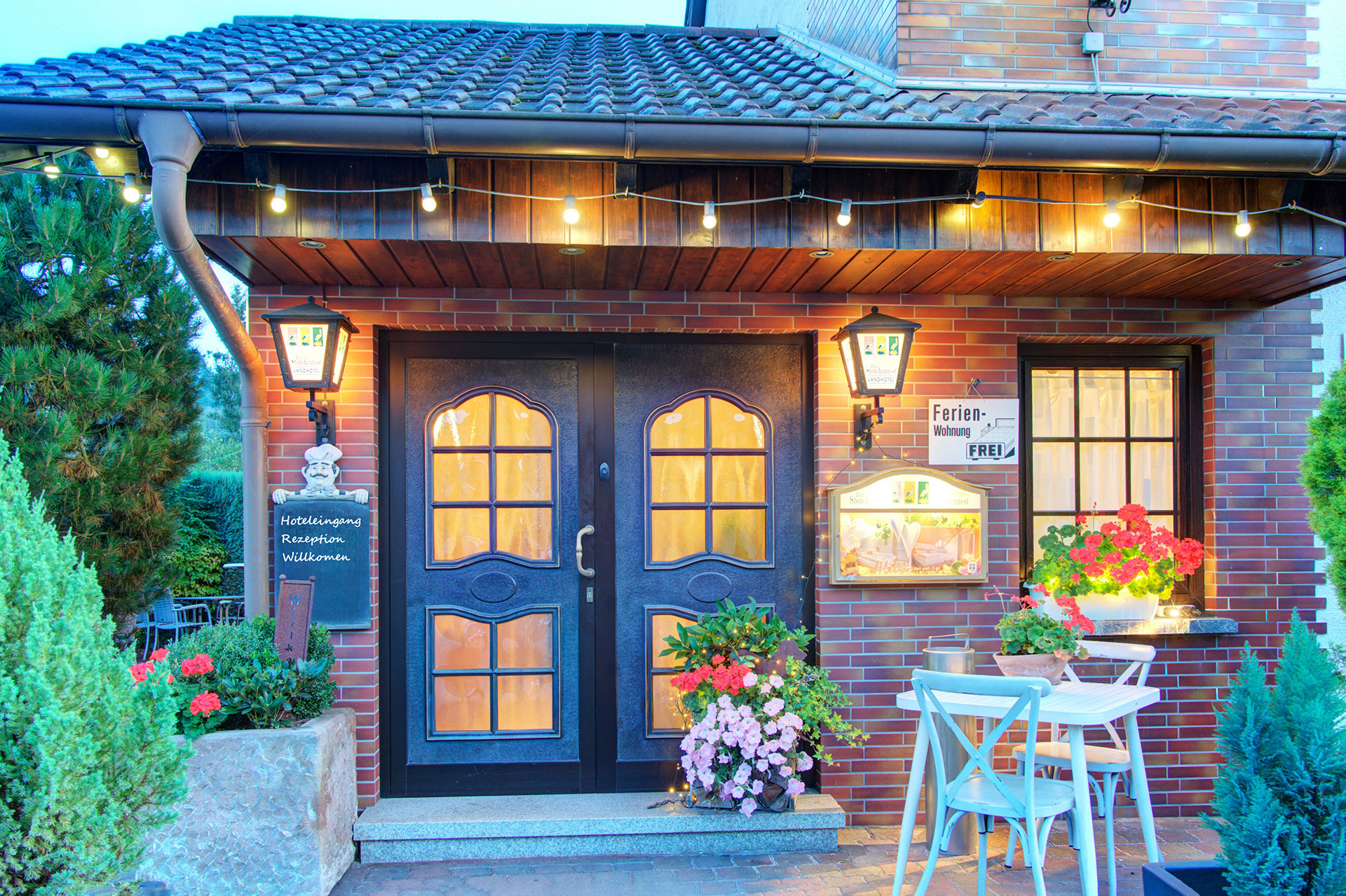leuchtender Eingang Hotel am Abend