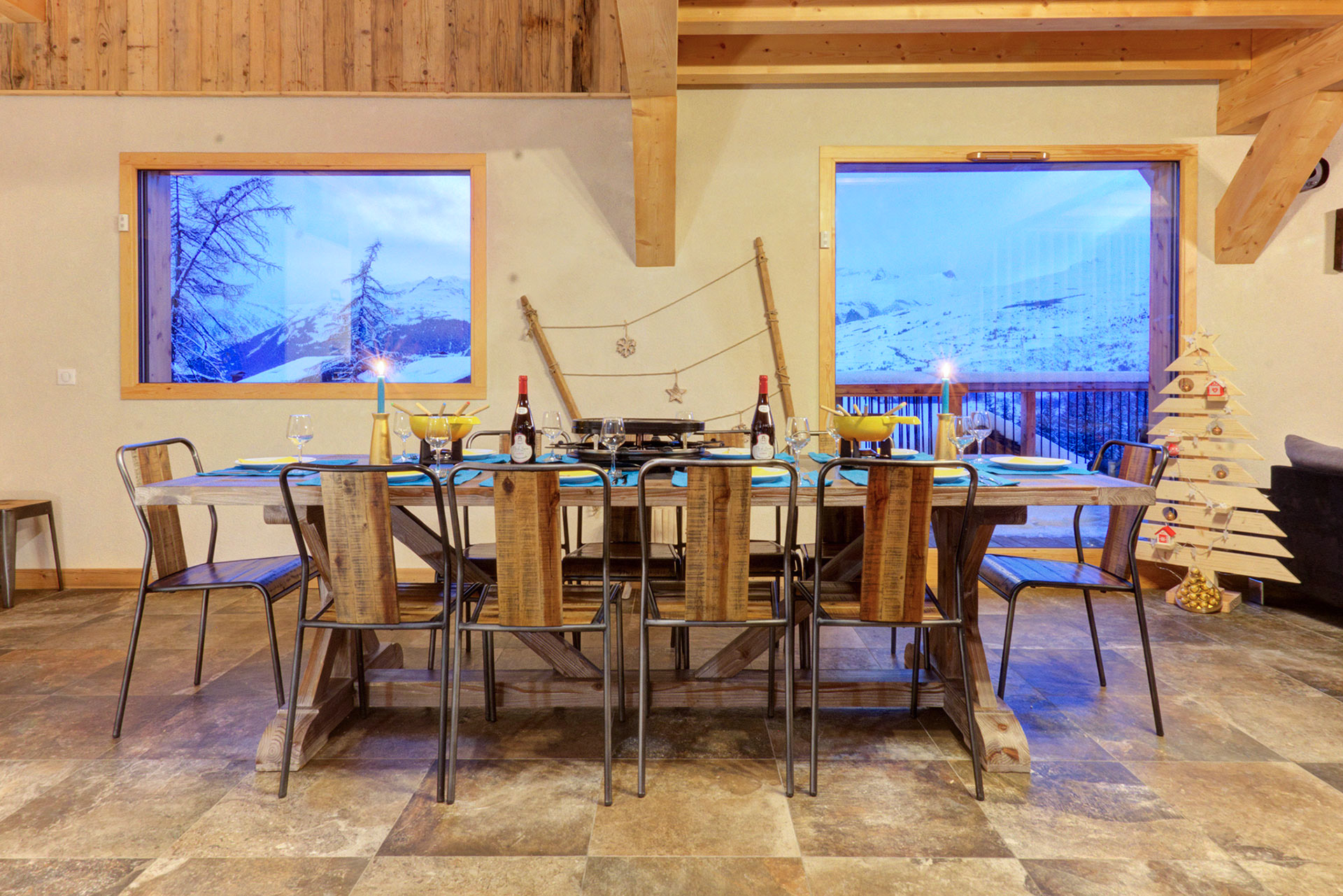 Grosser Essbereich am Abend mit Blick auf Schneeberge von Chalet Paradise Star