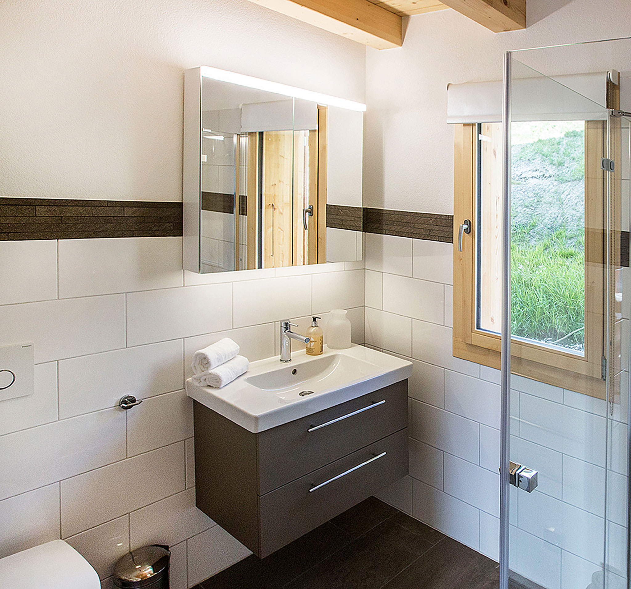 Helles, modernes Badezimmer mit Fensterblick und klaren Linien durch bildbearbeitung nachher