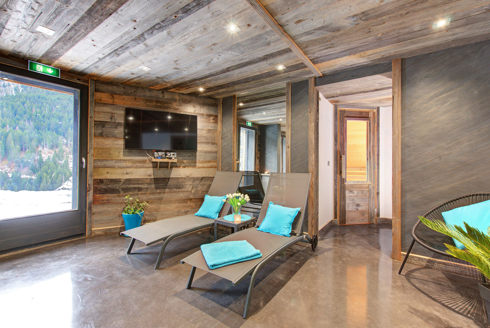 Wellnessbereich mit Liegen im Chalet Mountain Paradise