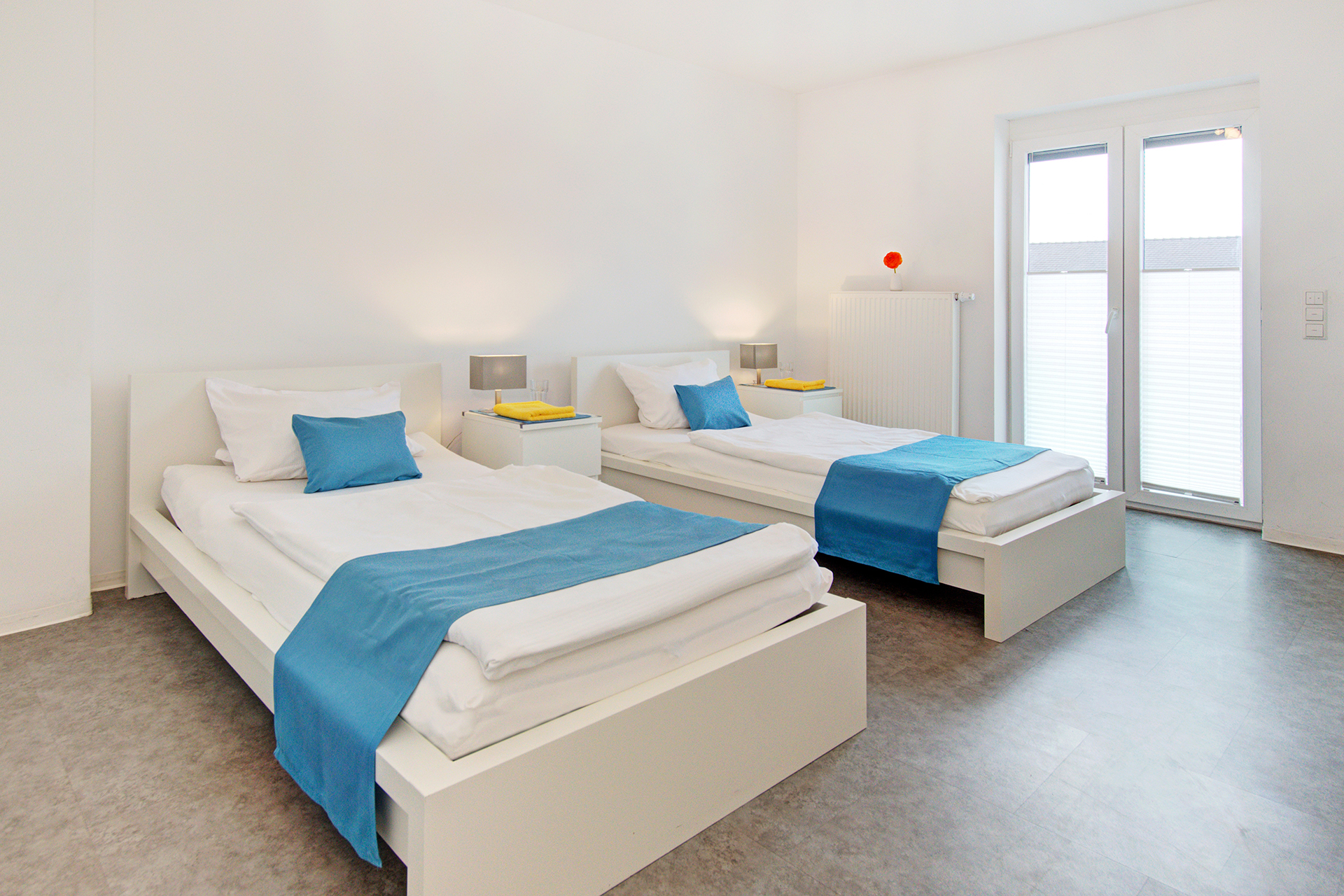 monteurzimmer fotografieren zimmer mit zwei einzelnen betten mit blick auf fenster