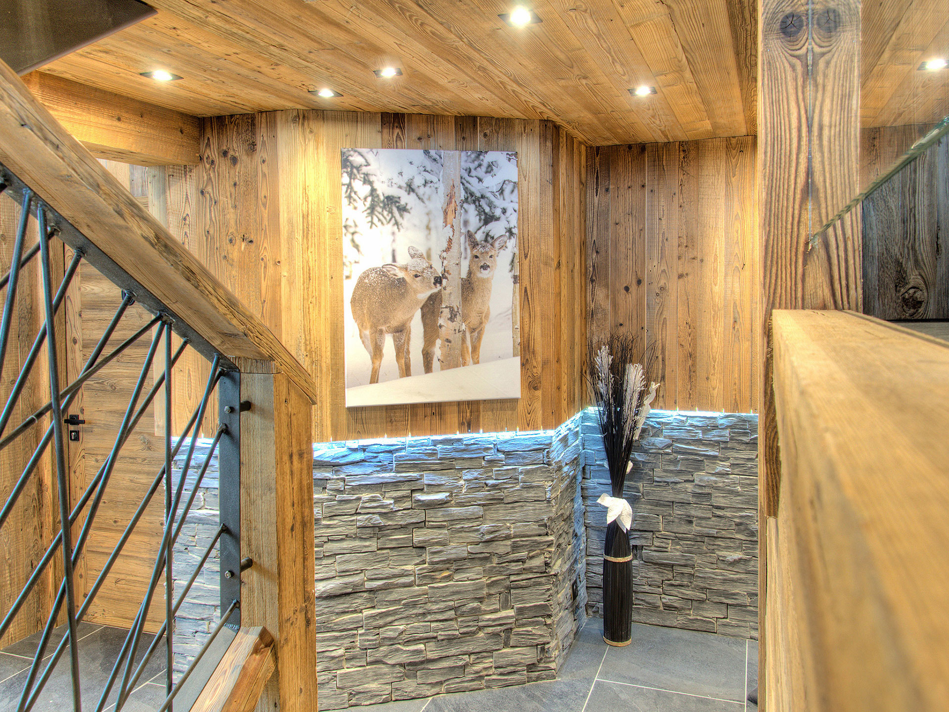 Zwischengeschoss aus Stein und Holz sowie Bild mit Hirschen