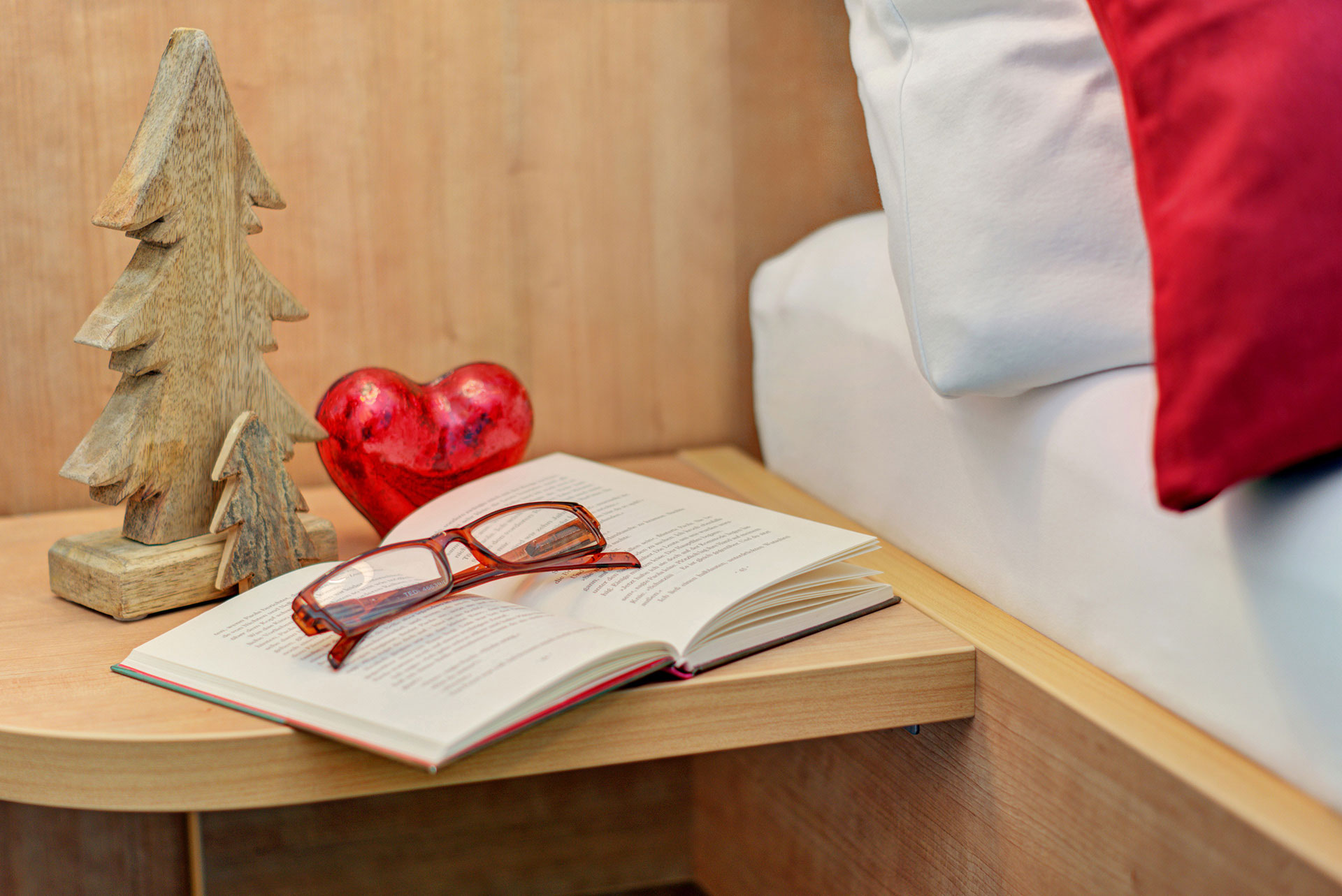 nachhtisch mit herz buch und brille in ferienwohnung