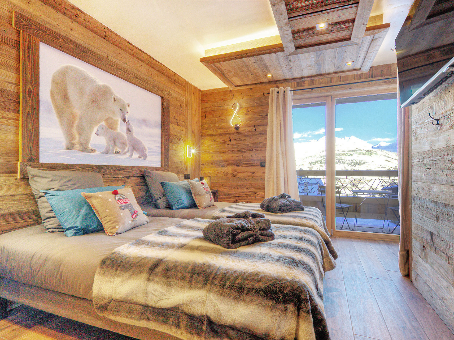 Hochwertiges Immobilienfoto - Schlafzimmer mit Eisbärbild und Alpenblick