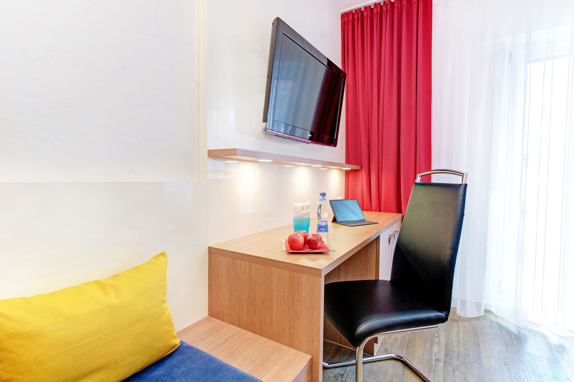 arbeitsbereich mit gedeck aus apfel mineralwasser und gläser in hotel