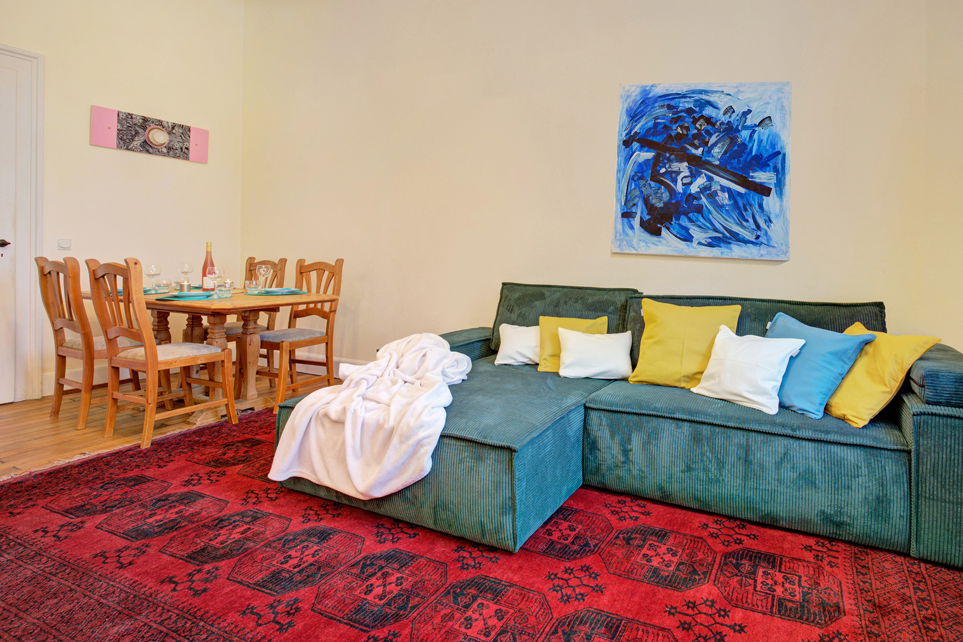 wohnraum mit sofa und essbereich