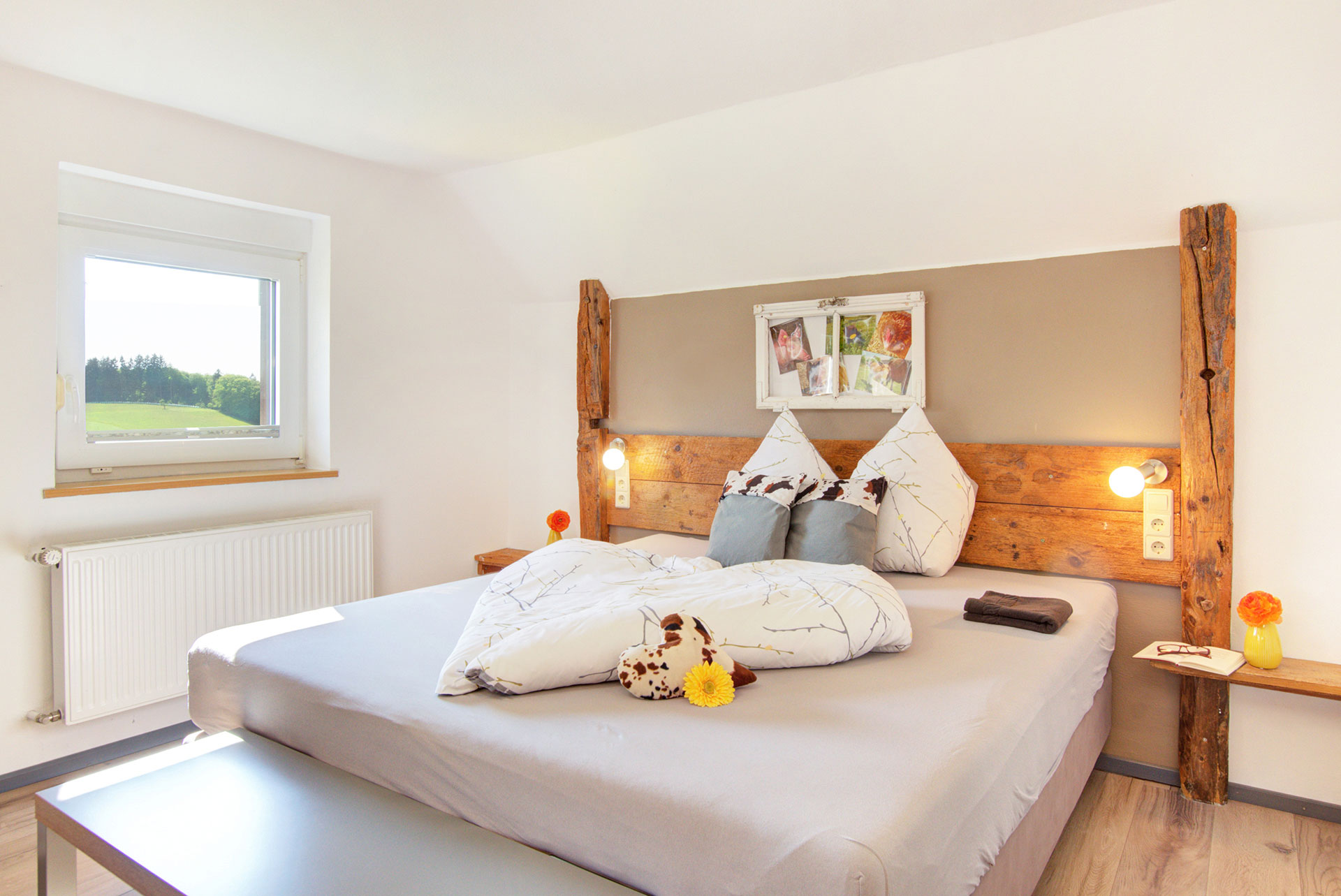 doppelbett mit bettwäsche in herzform in ferienwohnung