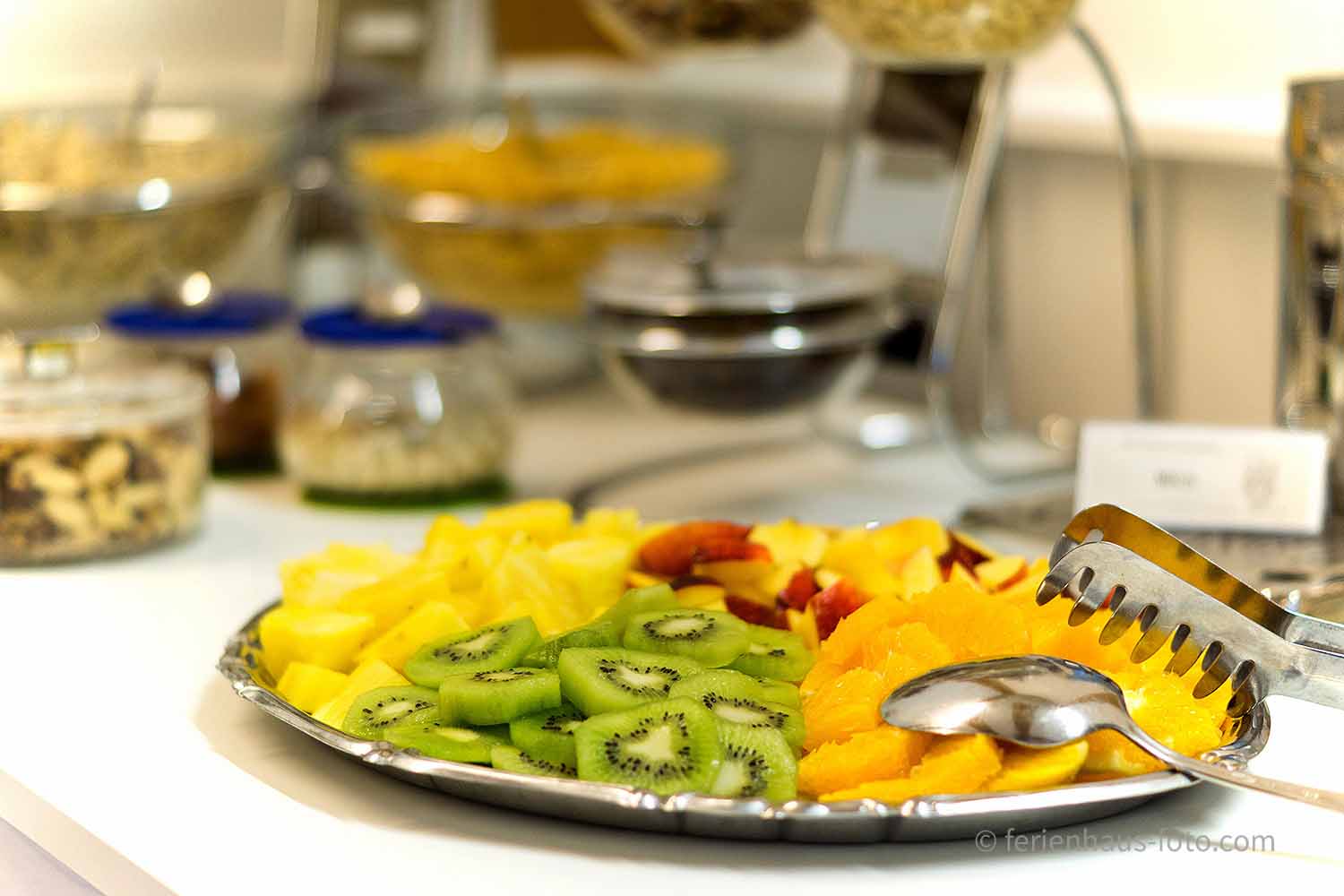 hotelfotograf obstplatte frühstücksbuffet hintergrund unscharf