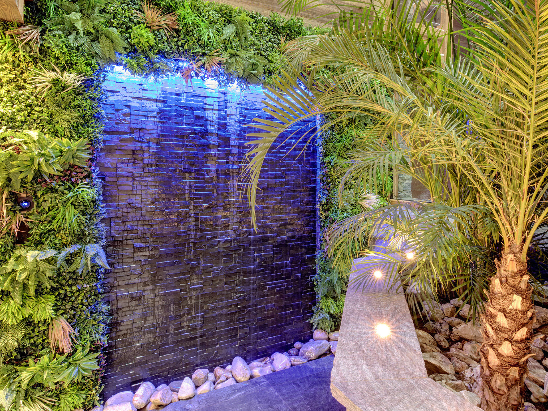 Wandspringbrunnen mit RGB Beleuchtung und tropischen Palmen