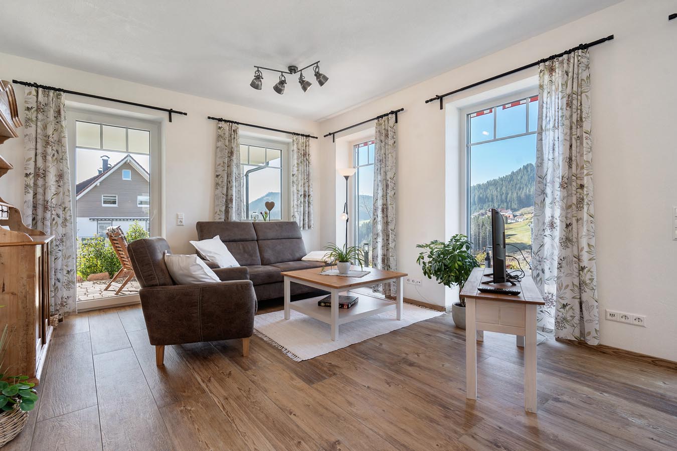 sofagruppe vor panoramafenster