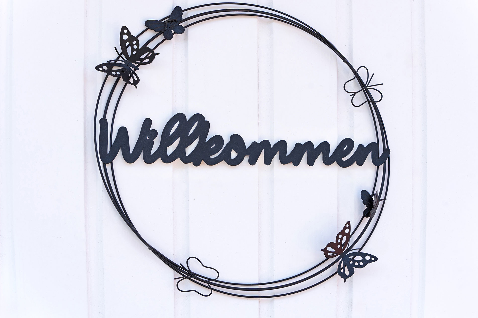Willkommensschild schwarze Schrift auf weisem Hintergrund
