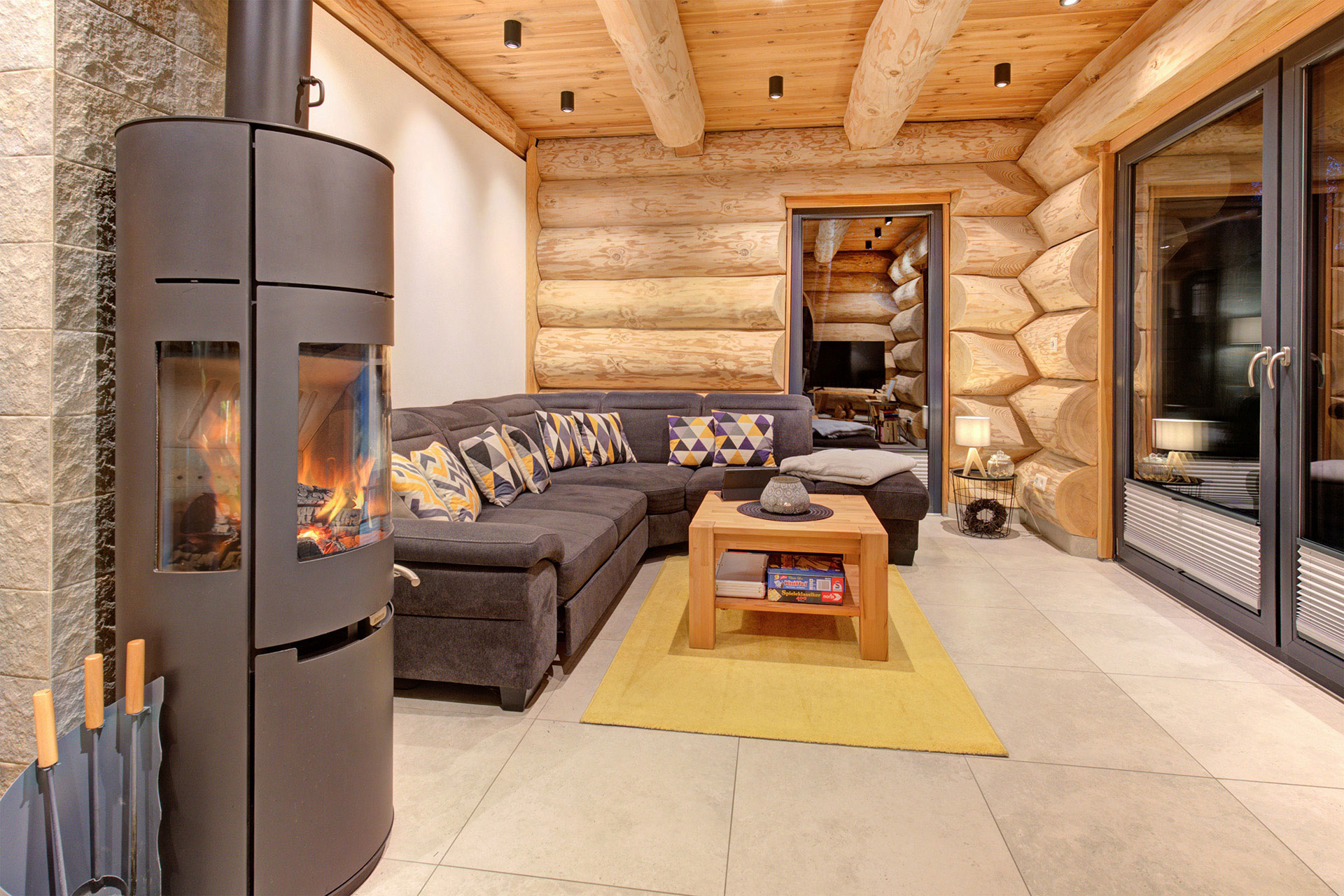 Wohnzimmer mit Kamin im Ferienhaus Armin Darstein