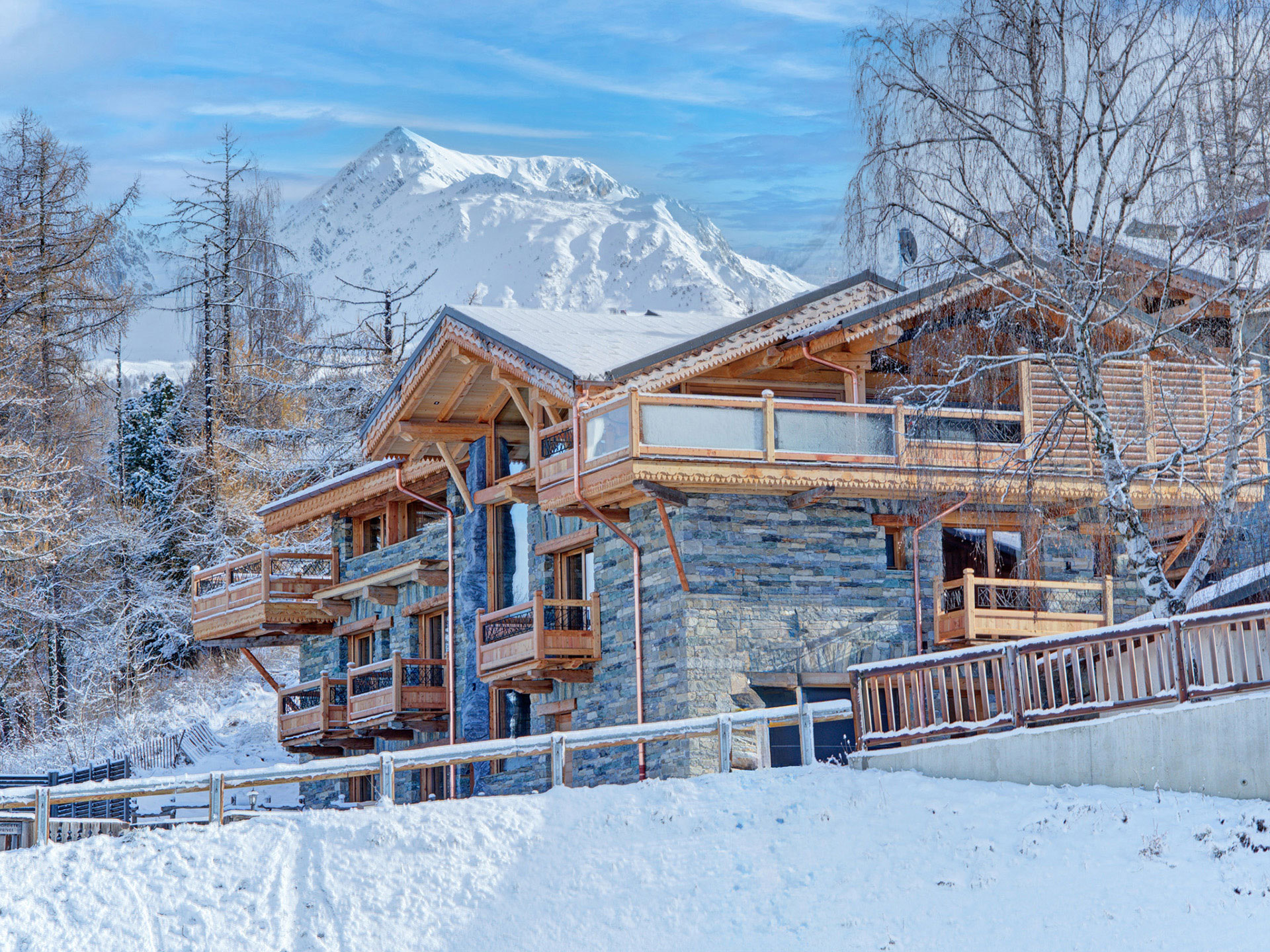 Beleuchtetes steinernes Ferienhaus im waliser Stil in Abendstimmung