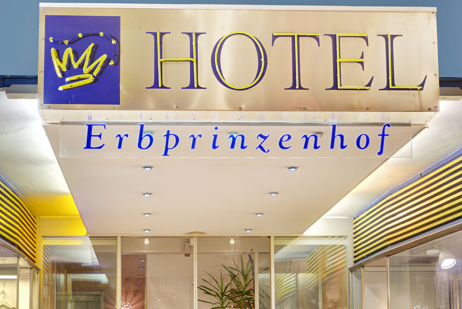 hotelfoto schild abends von aussen