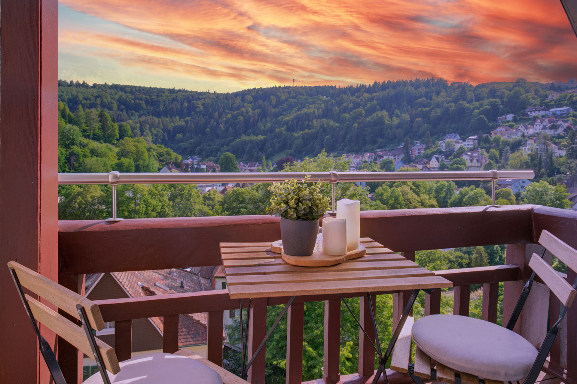 Balkon bei Sonnenuntergang von Schwarzwaldhaus mit Schlossblick