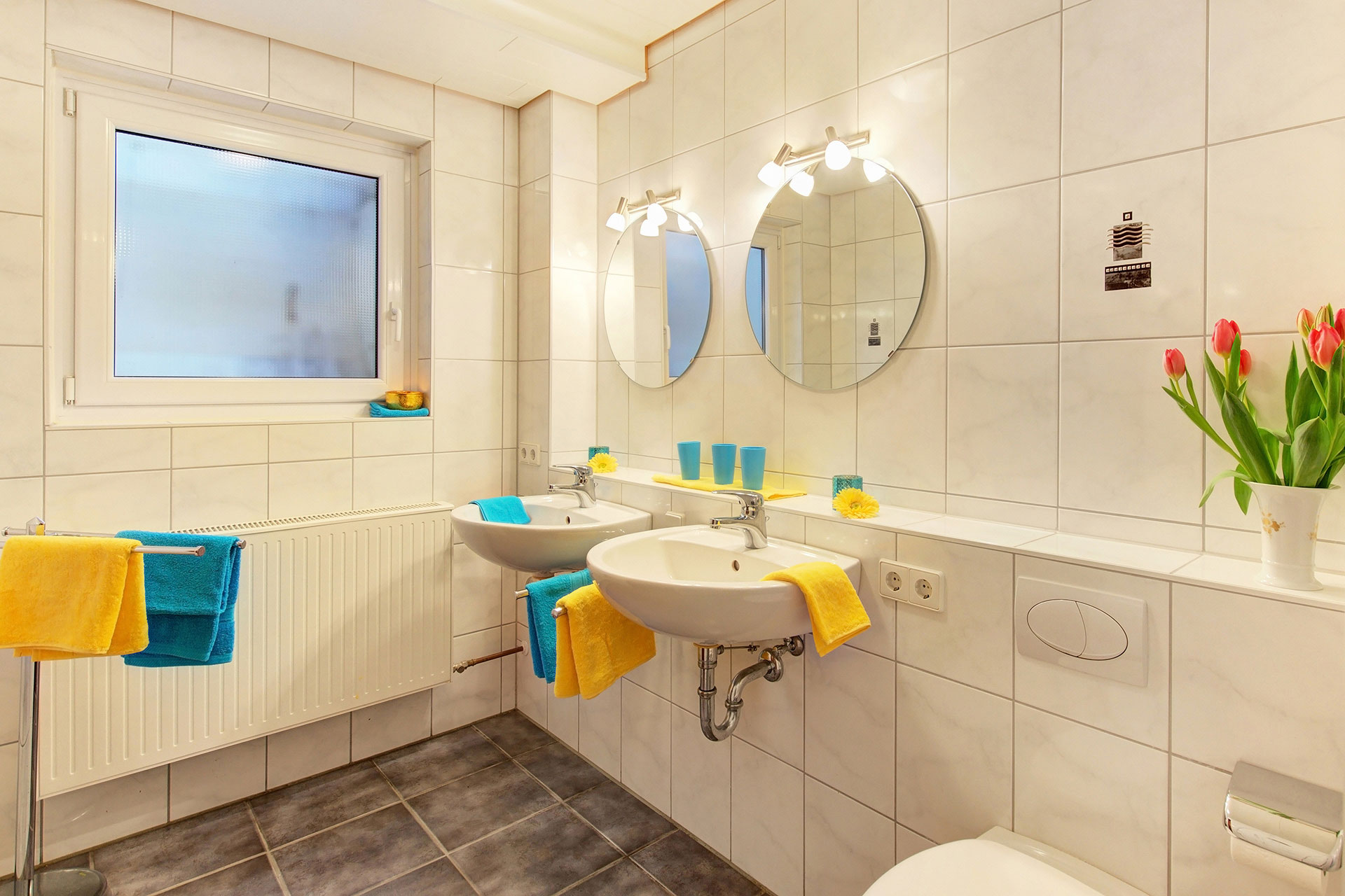 foto ferienwohnung waschbecken mit spiegel und fenster