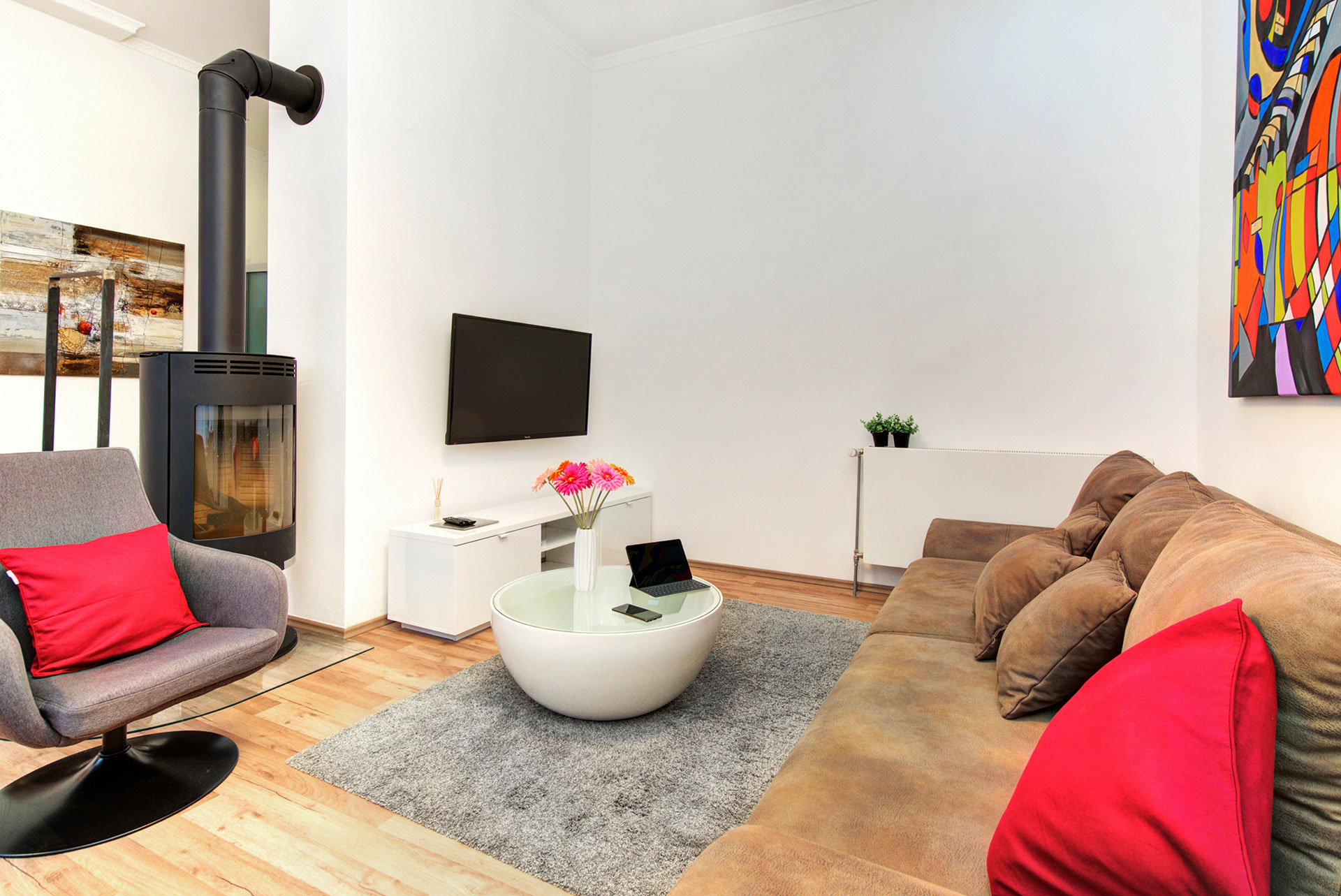 apartment fotografieren wohntraum mit kamin tvgerät sofa und tisch