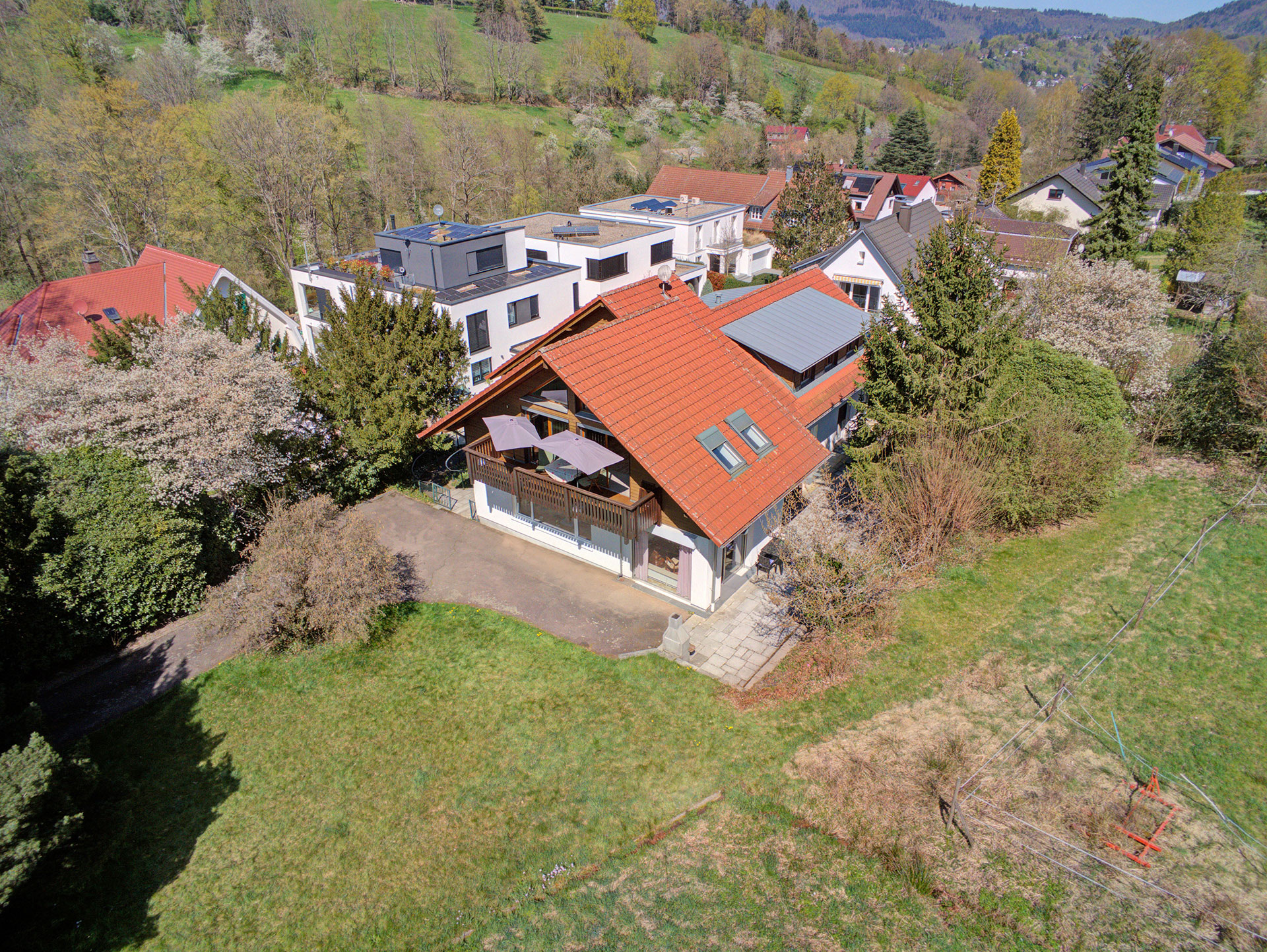 Luftaufnahme Ferienhaus im Grünen