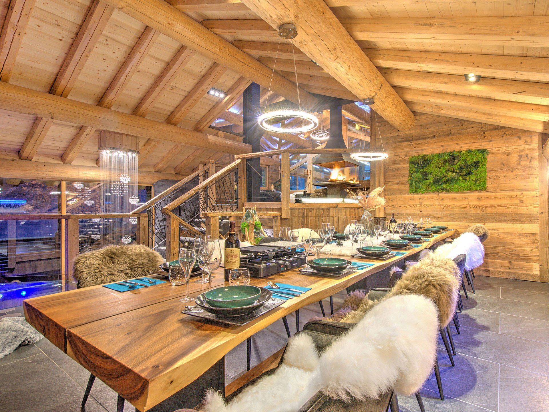 Geschmackvoll gedeckter Essbereich im alpinen Luxus-chalet vom Immobilienfotograf